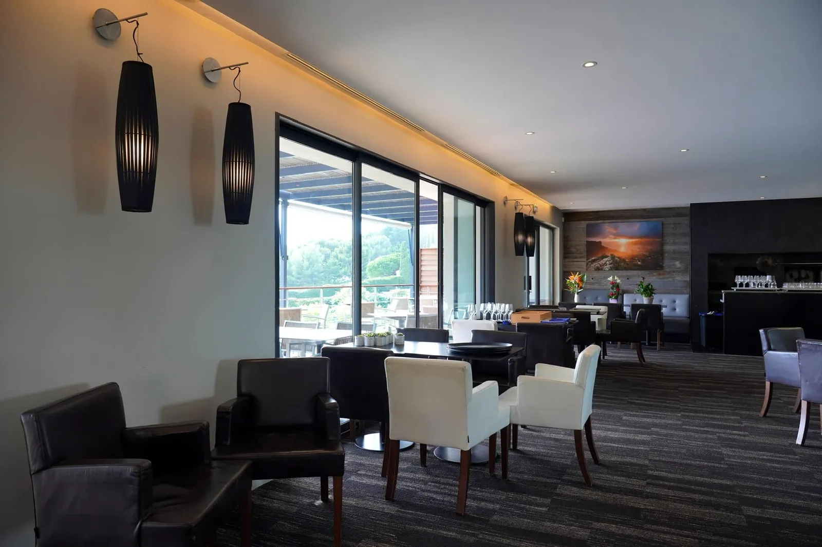 ว่า La Brasserie du Corton นำเสนอ Set Menu มื้อกลางวัน 3 คอร์สที่ราคาเพียง 38 € และรายการแบบ À La Carte เพื่อให้เข้าถึงได้ง่ายจากบุคคลทั่วไป