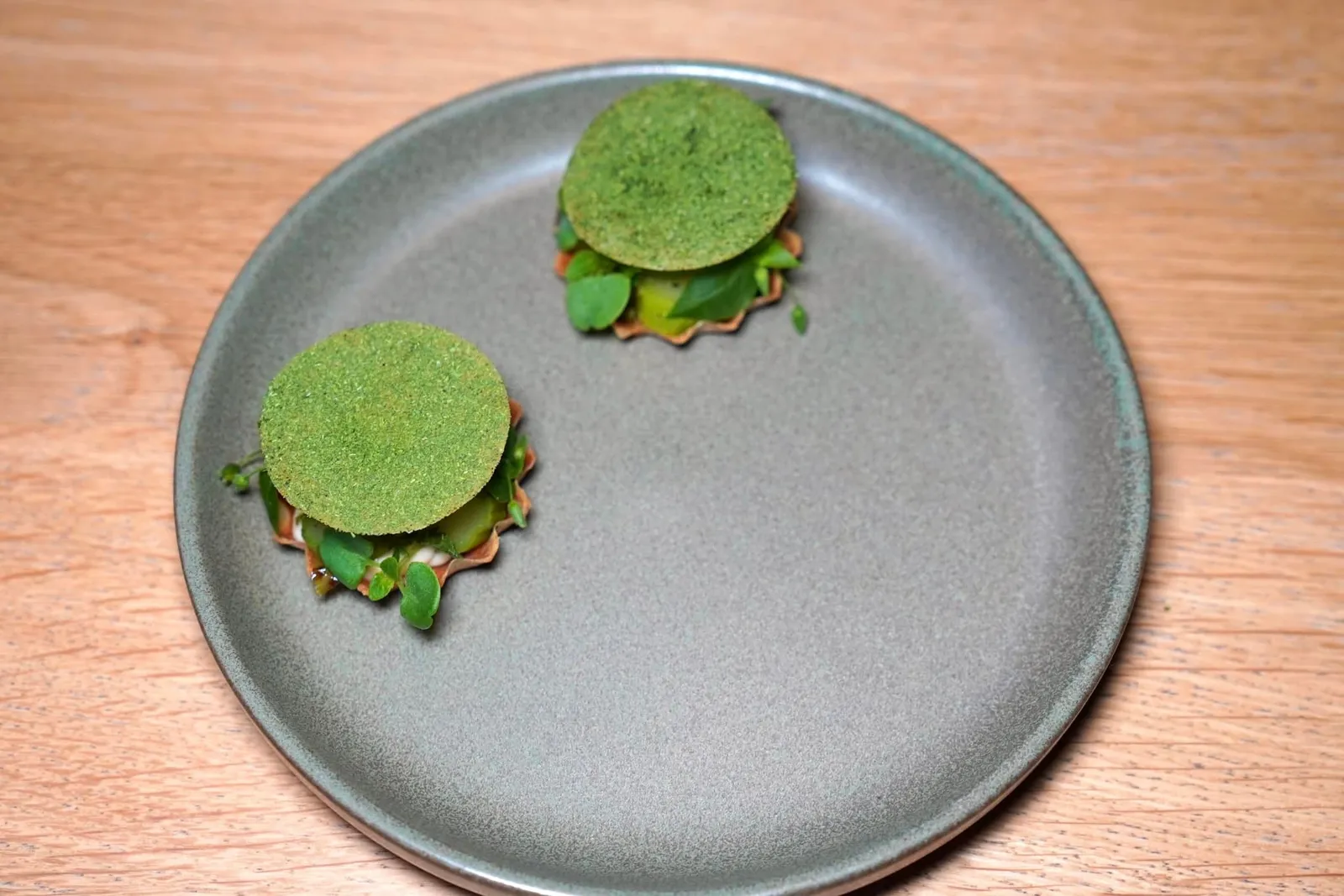 🥄 Snacks Tartelette | Spargel | Shiso เริ่มต้นมื้ออาหารด้วยทาร์ตเล็ตหรือมินิทาร์ตบางกรอบ ด้านในบรรจุ Flan นุ่ม ๆ ทำมาจากใบ Shiso ตัดเนื้อสัมผัสกับหน่อไม้ฝรั่ง ในด้านรสชาติของ Snack คำแรกจะค่อนข้างเปรี้ยวเพื่อช่วยกระตุ้นน้ำย่อยนั่นเอง (16/20)