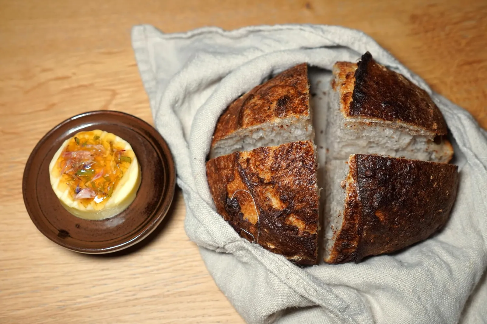 Aromatic Sourdough ขนมปังและเนยของที่นี่ก็ไม่มีใครเหมือนเพราะทางร้านจะนำเสนอ Potato Bread เสิร์ฟมาคู่กันกับเนยที่ผลิตในหมู่บ้านไม่ไกลจากตัวร้าน ด้านบนราดด้วย Herb Vinaigrette ช่วยสร้างความโดดเด่นและอร่อยอีกด้วย