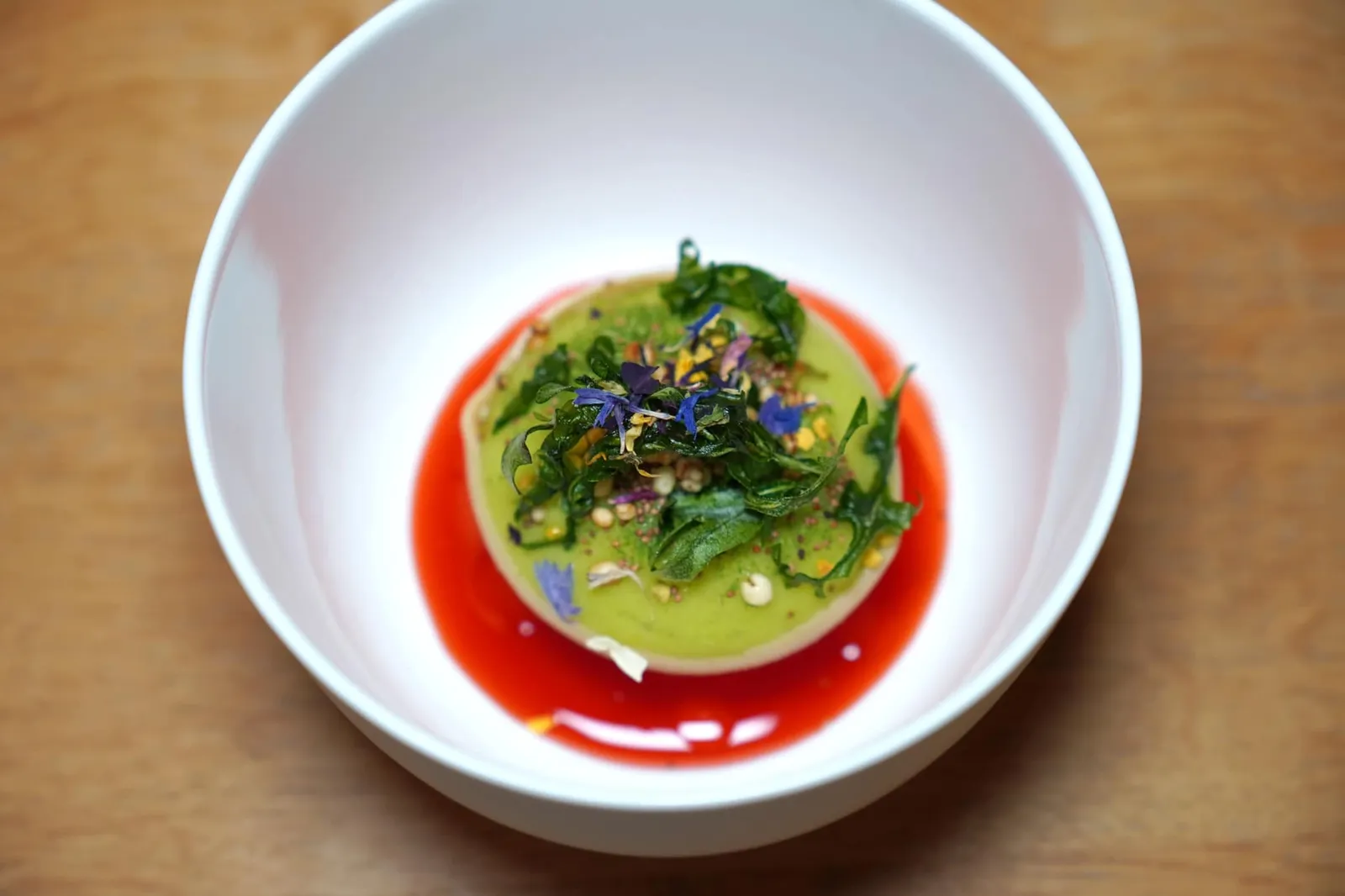 🥄 Pré Dessert Erdbeere | gerösteter Quinoa | Rucola คั่นกลางก่อนเข้าสู่ของหวานด้วยองค์ประกอบสีแดงของสตรอว์เบอร์รี่ช่วยเรียกความสดชื่น เสิร์ฟมากับ Rucola Foam สีเขียวแต่ให้กลิ่นที่ไม่โดดจนเกินไป ด้านบนคือ Roasted Quinoa ข้าวโอ๊ตและใบ Rucola ทอดให้ความกรอบเพิ่มเนื้อสัมผัสโดยรวมในจานให้มีมิติมากยิ่งขึ้น (17/20)