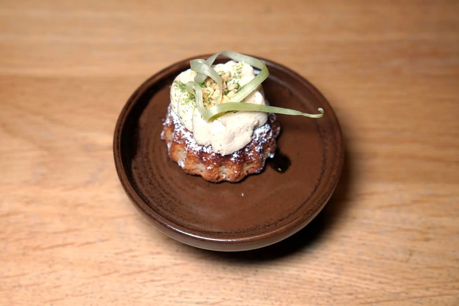 🥄 Dessert Rhabarber | Weizengras | Knäckebrot Side Dish: Mandel Financier | Vanille Noire องค์ประกอบข้างกันคือ Side Dish อย่าง Financier สอดไส้รูบาร์บแล้วท็อปด้วย Vanilla Noir Cream ด้านบน (17/20)