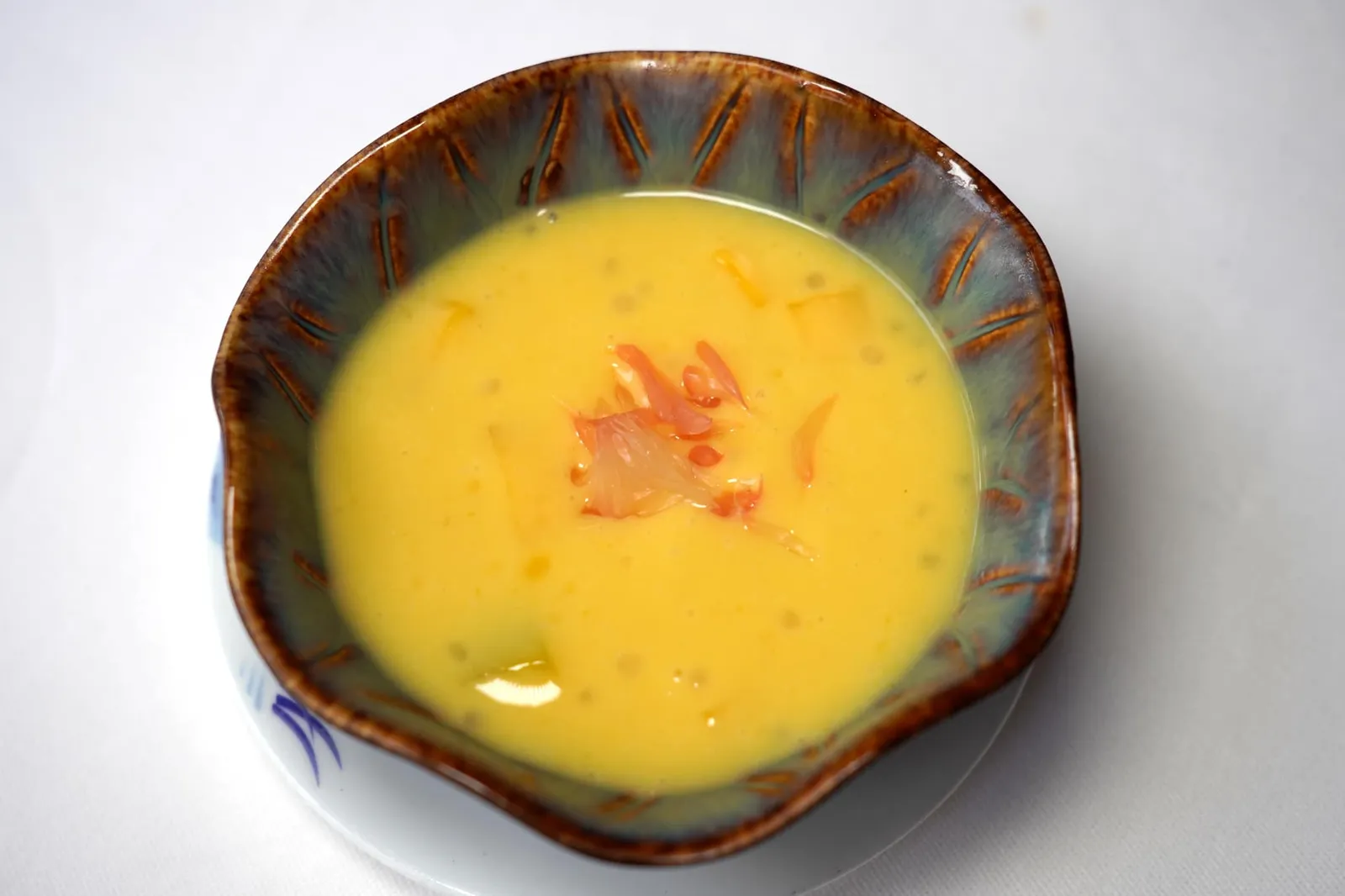 杨枝甘露 Mango cream, pomelo and sago pearls ขนมหวานคลาสสิคประจำห้องอาหารจีนกวางตุ้งคือครีมมะม่วงสุกรสชาติหวานฉ่ำตัดกันกับความเปรี้ยวของส้มโอ ด้านในมีเนื้อมะม่วงสุกและสาคูใส่มาด้วยแต่ชิ้นสารูให้เนื้อสัมผัสที่นุ่มไปสักนิด (13/20)