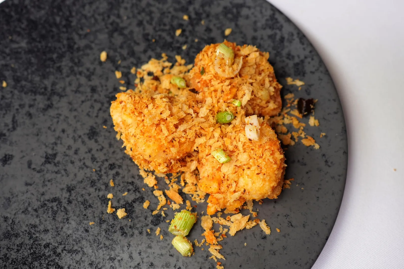 避风塘炒凤尾虾 Crispy prawns with garlic and chili pepper กุ้งผัดพริกกระเทียมอาจฟังดูเป็นอาหารง่าย ๆ ใครหาชิมที่ไหนก็ได้แต่เชฟ Franck Xu ยกระดับเมนูนี้ไปอีกขั้นด้วยการคัดเลือกกุ้งไซซ์ยักษ์เนื้อแน่นเด้งคลุกเคล้ากับกระเทียมที่ผ่านการเจียวมาอย่างดี มีกลิ่นหอมและกรอบแต่ไม่อมน้ำมัน รสชาติออกเผ็ดกำลังพอเหมาะ สำหรับเซ็ตมื้อกลางวันทางร้านจะเสิร์ฟมาให้คนละ 3 ตัว (14/20)