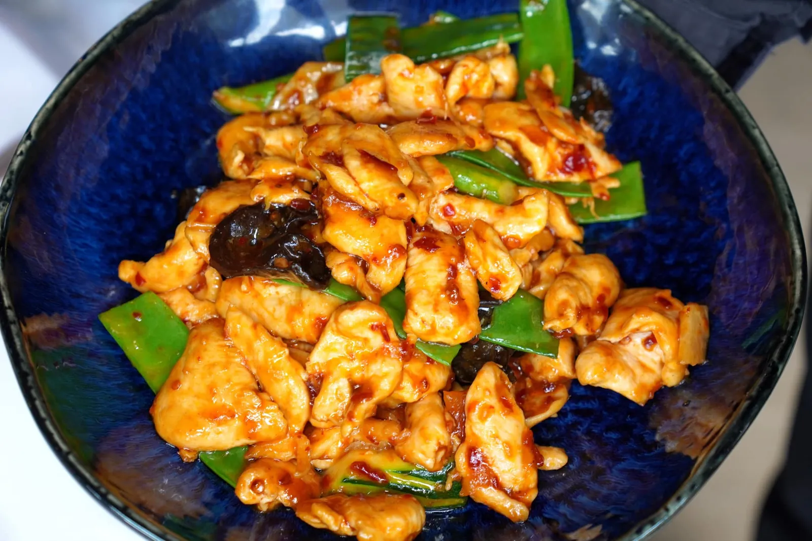 四川风味炒鸡 Szechuan chicken ไก่ผัดพริกสไตล์เสฉวนเสิร์ฟมาในจานใหญ่กับเห็ดและถั่ว เนื้อไก่นุ่ม สุกพอดี รสชาติเผ็ดได้ที่ ทางร้านเสิร์ฟมาให้จานใหญชนิดที่ว่ารับประกันความอิ่มหากทานกันหมดจาน (13/20)