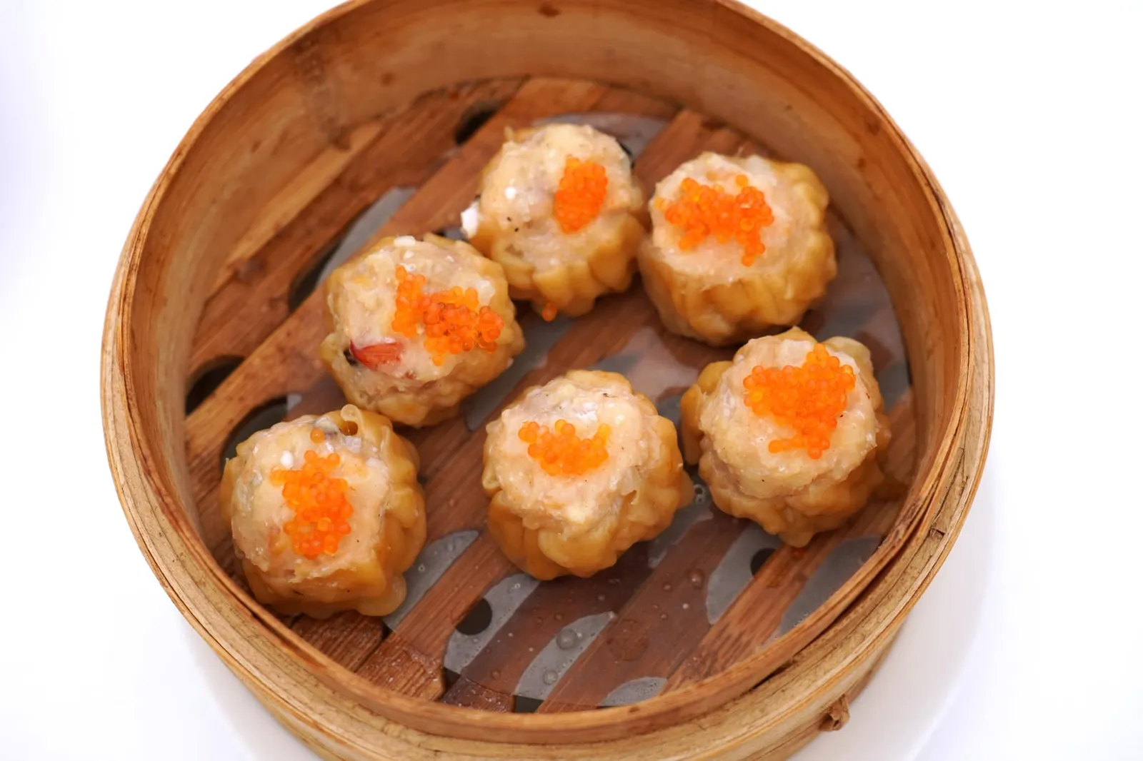 蟹子蒸烧麦皇 Shrimp and chicken siu mai ขนมจีบกุ้งไก่จัดเสิร์ฟมาให้คนละ 2 ชิ้น การตับจีบสวยงามพอใช้ได้ ไส้ด้านในไม่กระด้าง ด้านบนท็อปด้วยไข่ปลาตัดเนื้อสัมผัสกันได้พอเหมาะ (13/20)