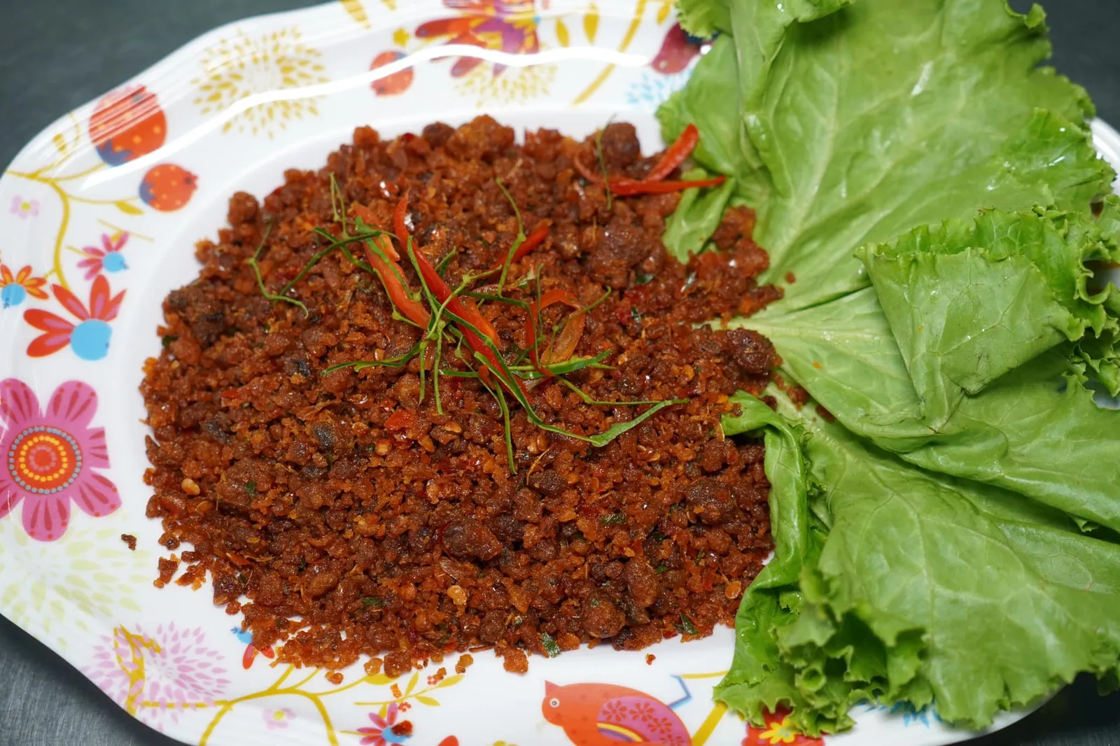ปลาดุกฟูผัดพริกขิง (150) Stir fried crispy catfish in red curry paste ใครที่ชอบปลาดุกฟูผัดพริกขิงที่ผัดมาแบบแห้ง ๆ กรอบ ๆ บอกเลยว่าห้ามพลาด แรกสัมผัสที่ตักเข้าปากพบว่ารสชาติหวานกำลังพอดี เสริมด้วยความมันที่ไม่มากจนเกินไป และความเค็มของไข่เค็ม อร่อยถึงขนาดตักชิมเป็นอาหารเรียกน้ำย่อยก็ยังได้ (13/20)