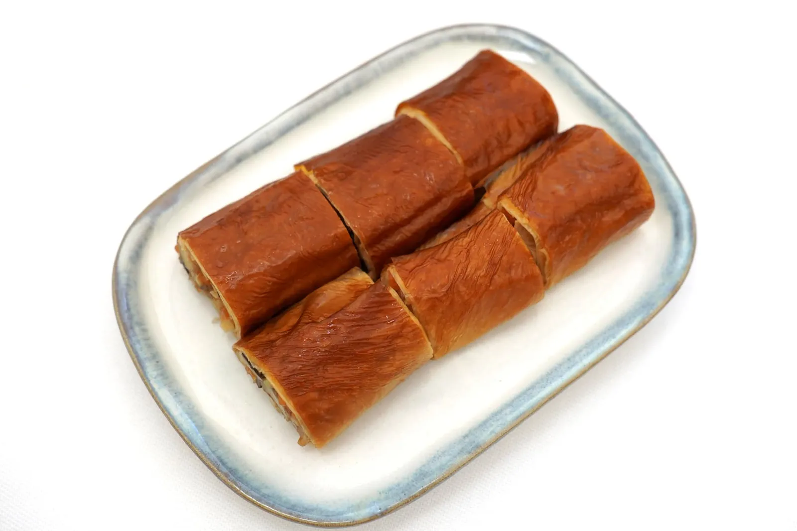 茶香烟熏素鹅 Tofu rolls and Pu-erh tea-smoked vegetable แผ่นเต้าหู้เสิร์ฟมาแบบเย็น ด้านในสอดไส้ผักต่าง ๆ ที่ผ่านการรมควันชาผูเอ่อร์จนหอมขึ้นจมูกช่วยเรียกความสดชื่นได้เป็นอย่างดี (13/20)