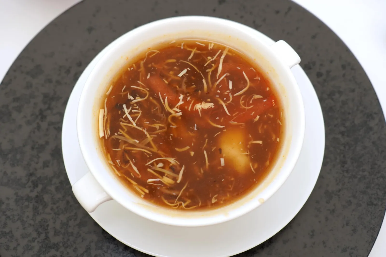 海鲜酸辣汤 Hot and sour seafood soup เริ่มต้นมื้ออาหารด้วยจานซุปเสฉวนยอดนิยมซึ่งกลายมาเป็นดาวเด่นในมื้อนี้ ตัวซุปเตรียมออกมาค่อนข้างข้น รสชาติเปรี้ยว เค็ม เผ็ดจัดจ้าน ด้านในมีเนื้อปลา เนื้อกุ้ง และหอยเชลล์ใส่รวมมาด้วยกัน (14/20)