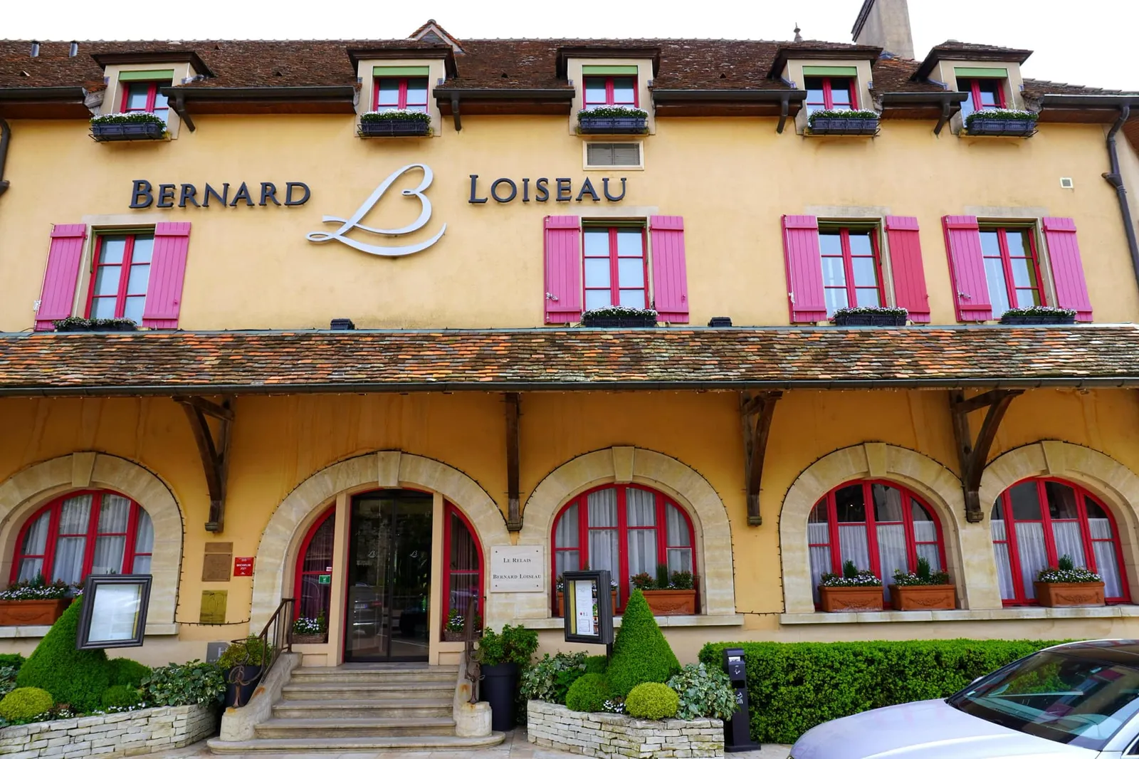 สำหรับใครที่มองหาความผ่อนคลายสามารถเพลิดเพลินกับ La Villa Loiseau des Sens หนึ่งในสปาที่ตกแต่งได้อย่างวิจิตรตระการตาที่สุดในยุโรป