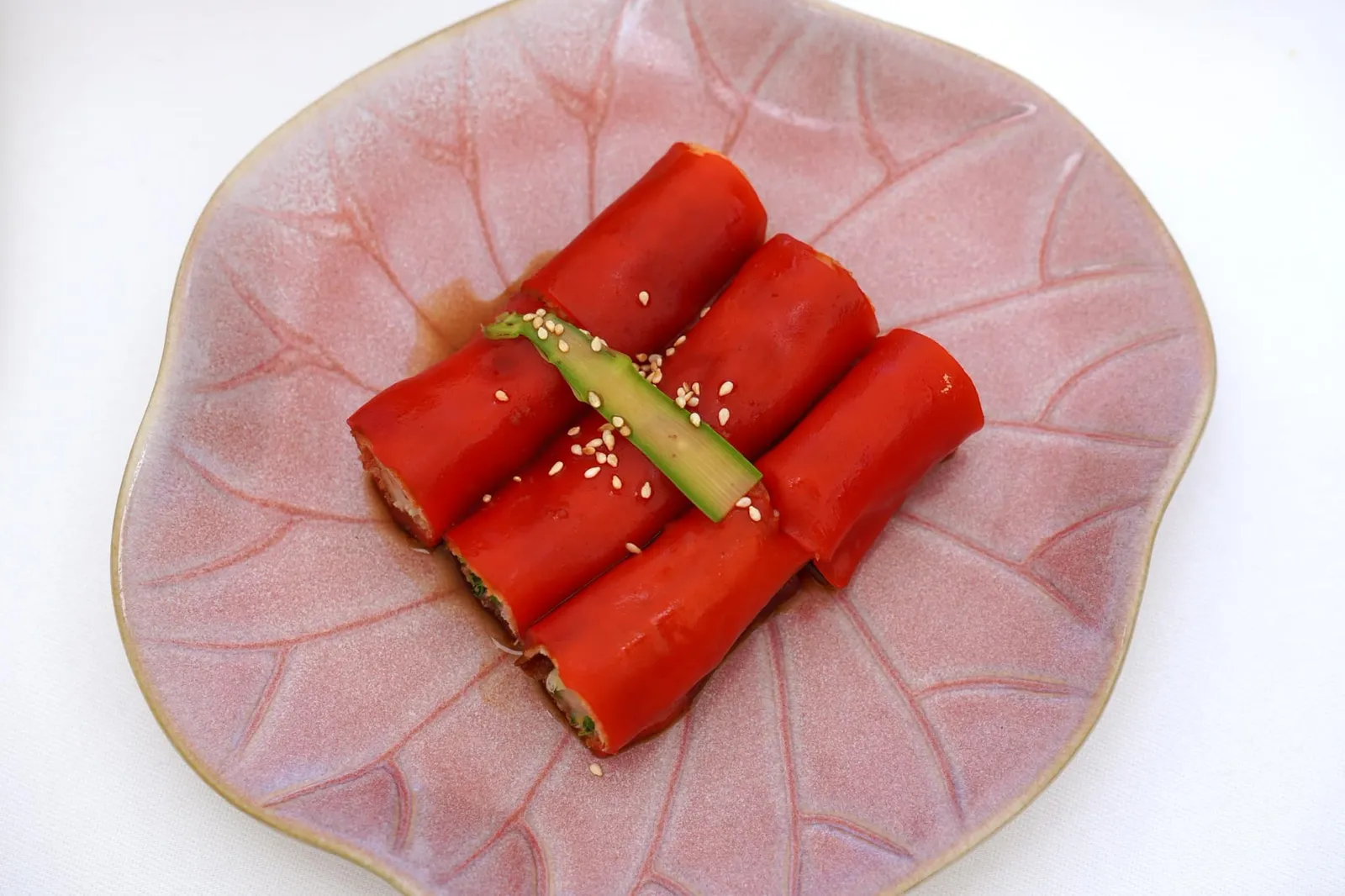 鲜虾红米肠粉 (32 CHF) Red rice rolls with prawns สุดยอดเมนูแนะนำประจำร้านที่ได้รับการกล่าวถึงในหมู่นักชิมจำนวนมากคือก๋วยเตี๋ยวหลอดไส้กุ้งทอด เนื้อกุ้งสด ๆ ให้เนื้อสัมผัสนุ่มเด้งตัดกันกับความกรอบแบบไม่อมน้ำมันของแป้งที่ห่ออยู่ ส่วนแป้งชั้นนอกสุดมีสีสันแดงสดใส ด้านบนท็อปด้วยหน่อไม้ฝรั่งและงาขาว ที่โต๊ะพนักงานจะเทราดซอสรสชาติเค็มเบา ๆ กลมกล่อมลงไปใสจานเป็นอันพร้อมชิม (14/20)