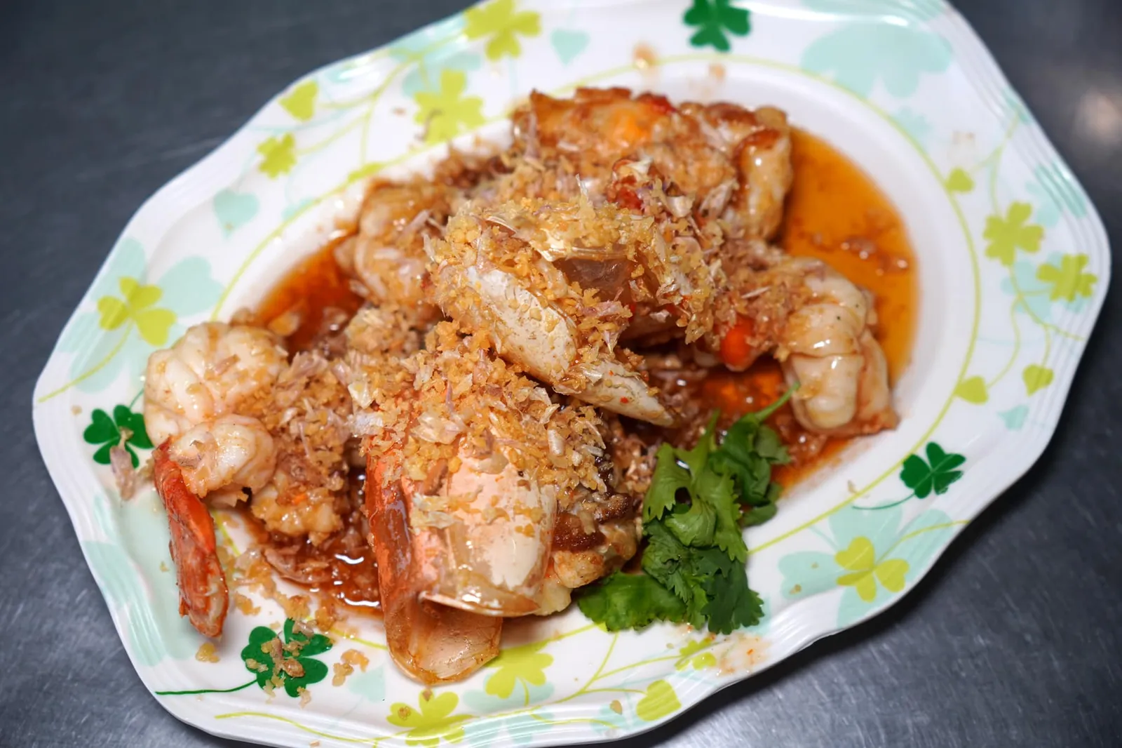 กุ้งทอดกระเทียมพริกไทย (400) Fried prawns with garlic and pepper เมนูเด็ดที่ทำเอาเราประทับใจเกินคาดคือกุ้งแม่น้ำที่ผ่านการทอดในน้ำมันร้อน ๆ แล้วคลุกเคล้ากับกระเทียมพริกไทยจนเข้าเนื้อ แนะนำให้คว้านมันกุ้งออกมาคลุกกับน้ำซอสรสชาติเค็ม ๆ มัน ๆ เคล้าไปกับความหอมและความกรอบของกระเทียม จานนี้สุดยอดมาก ๆ (14/20)