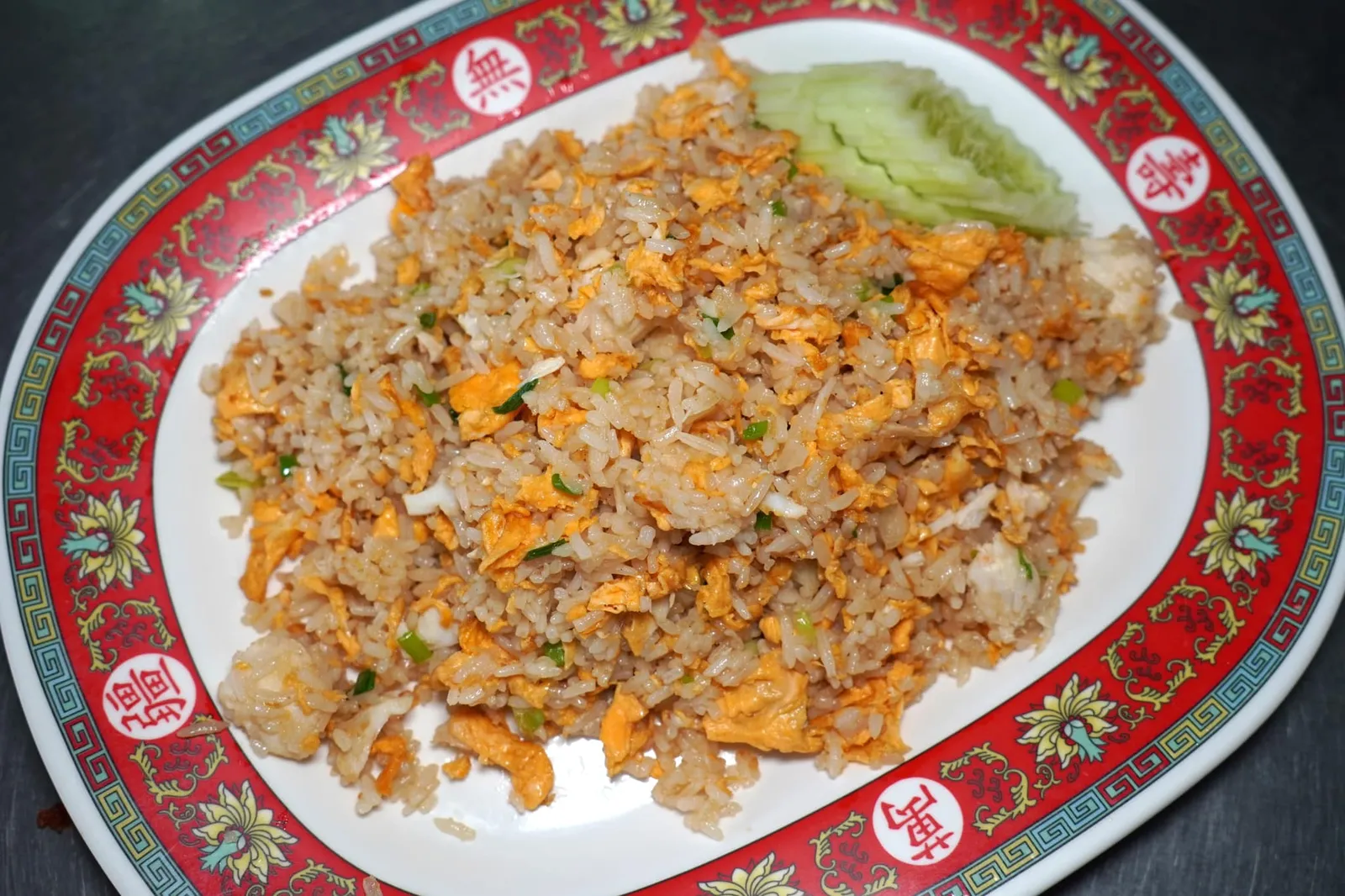 ข้าวผัดปู (250) Fried rice with crab meat ข้าวผัดปูที่นี่น่าจะใช้ไข่เป็ดผัดกับข้าวในกระทะร้อนทำให้มีกลิ่นหอมและรสชาติที่เข้มข้น ด้วยราคาเราอาจไม่ได้เจอเนื้อปูใส่มาแบบล้น ๆ แต่ถือว่ามีให้เห็นอยู่พอประมาณ จะรับประทานเปล่า ๆ หรือจับคู่กับแกงต่าง ๆ ก็อร่อยไม่แพ้กัน (12/20)