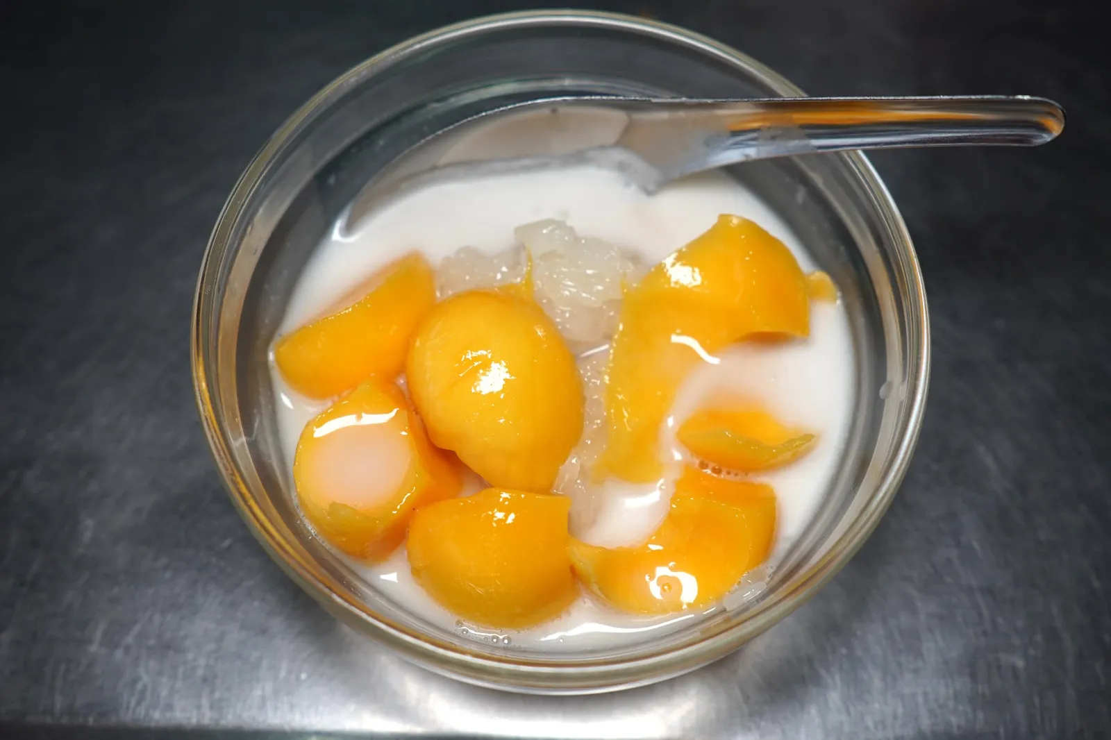ข้าวเหนียวมะม่วงน้ำกะทิ (180) Mango with sticky rice and coconut milk syrup ปิดท้ายมื้ออาหารด้วยข้าวเหนียวมะม่วงที่เสิร์ฟมาในน้ำกะทิแบบชุ่ม ๆ ข้าวเหนียวจะมีความนุ่มและฉ่ำตรงนี้แล้วแต่คนชอบ มะม่วงสุกรสหวานคุณภาพใช้ได้ น้ำกะทิมีความหอม มัน เค็มพอประมาณ ช่วยปิดท้ายมื้ออาหารได้เป็นอย่างดี (12/20)