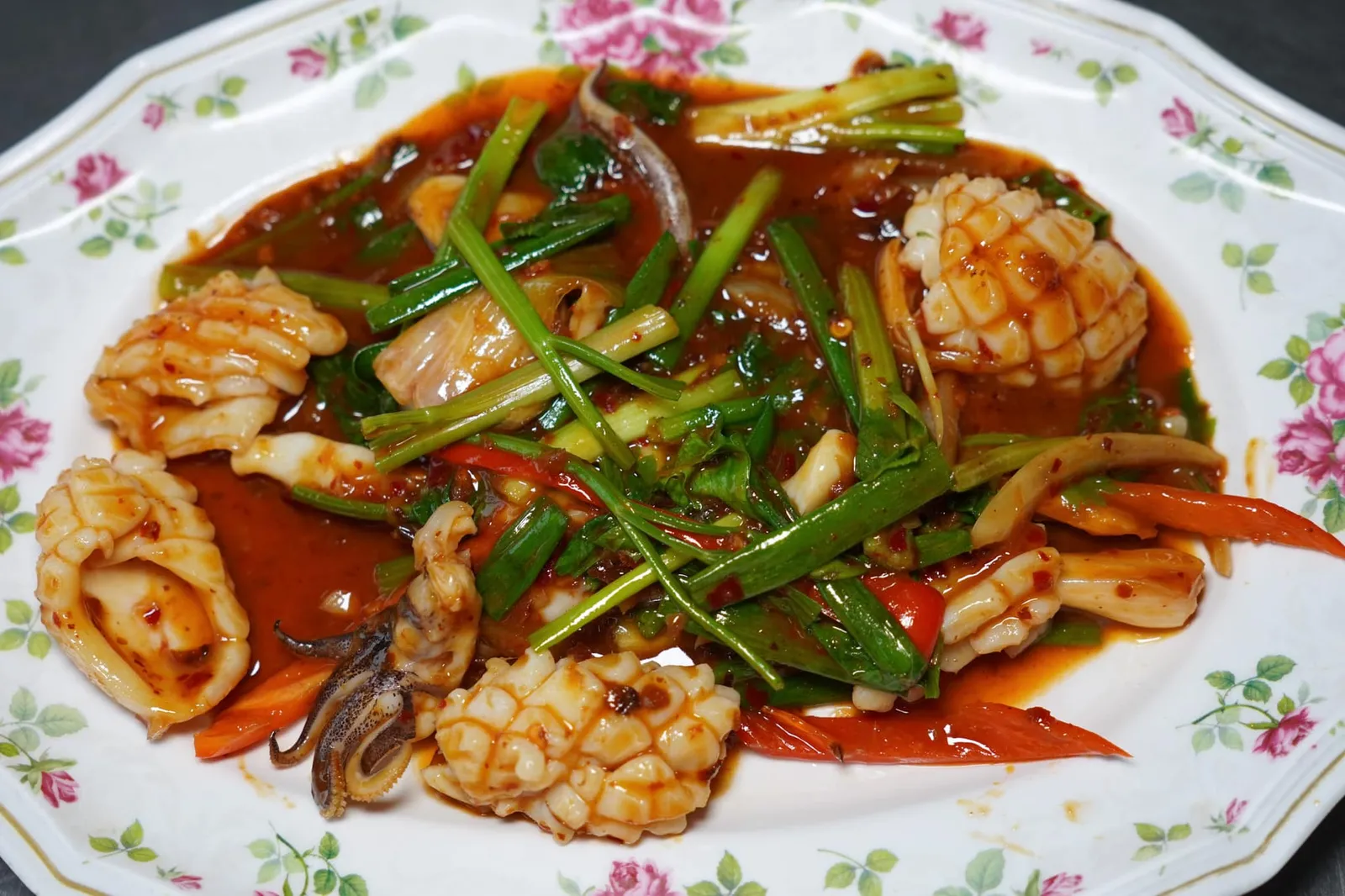 ปลาหมึกผัดพริกเผา (220) Stir fried squid with chili paste หมึกผัดพริกเผาเป็นจานที่มีทั้งข้อดีและข้อควนปรับปรุง ชิ้นหมึกที่นี่ผัดมาสุกพอดี นุ่ม หนึบ ไม่สุกเกินไปจนเนื้อหด ในขณะที่พริกเผาผัดมาติดหวานเกินไปมาก ไม่มีความหอมมันเท่าที่ควรเมื่อเทียบกับร้านชื่อดังในระดับเดียวกัน (11/20)