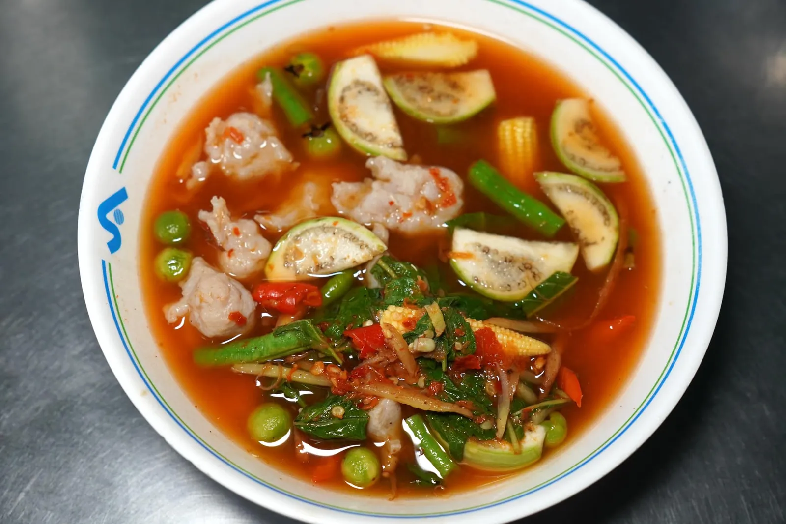 แกงป่าลูกชิ้นปลากราย (150) Spotted featherback balls in clear spicy soup with vegetables แกงป่าที่นี่รสชาติจัดจ้านพอเหมาะ กล่าวคือเผ็ดชนิดที่ซดแล้วมีเหงื่อตกแต่ไม่ถึงขนาดแสบร้อนปากจนรับประทานลำบาก ทั้งยังมีกลิ่นหอมและอโรมาของสมุนไพรที่ใส่มาแบบล้นจาน นอกจากน้ำแกงแล้วทีเด็ดขอยกให้ลูกชิ้นปลากรายที่ทำออกมาได้เด้ง นุ่ม หนึบ แต่กลับไร้ซึ่งกลิ่นคาว จุดสังเกตเพียงอย่างเดียวคือผักบางอย่างเช่นถั่วฝักยาวที่เตรียมมาสุกเกินไปอยู่บ้างเล็กน้อย (13/20)