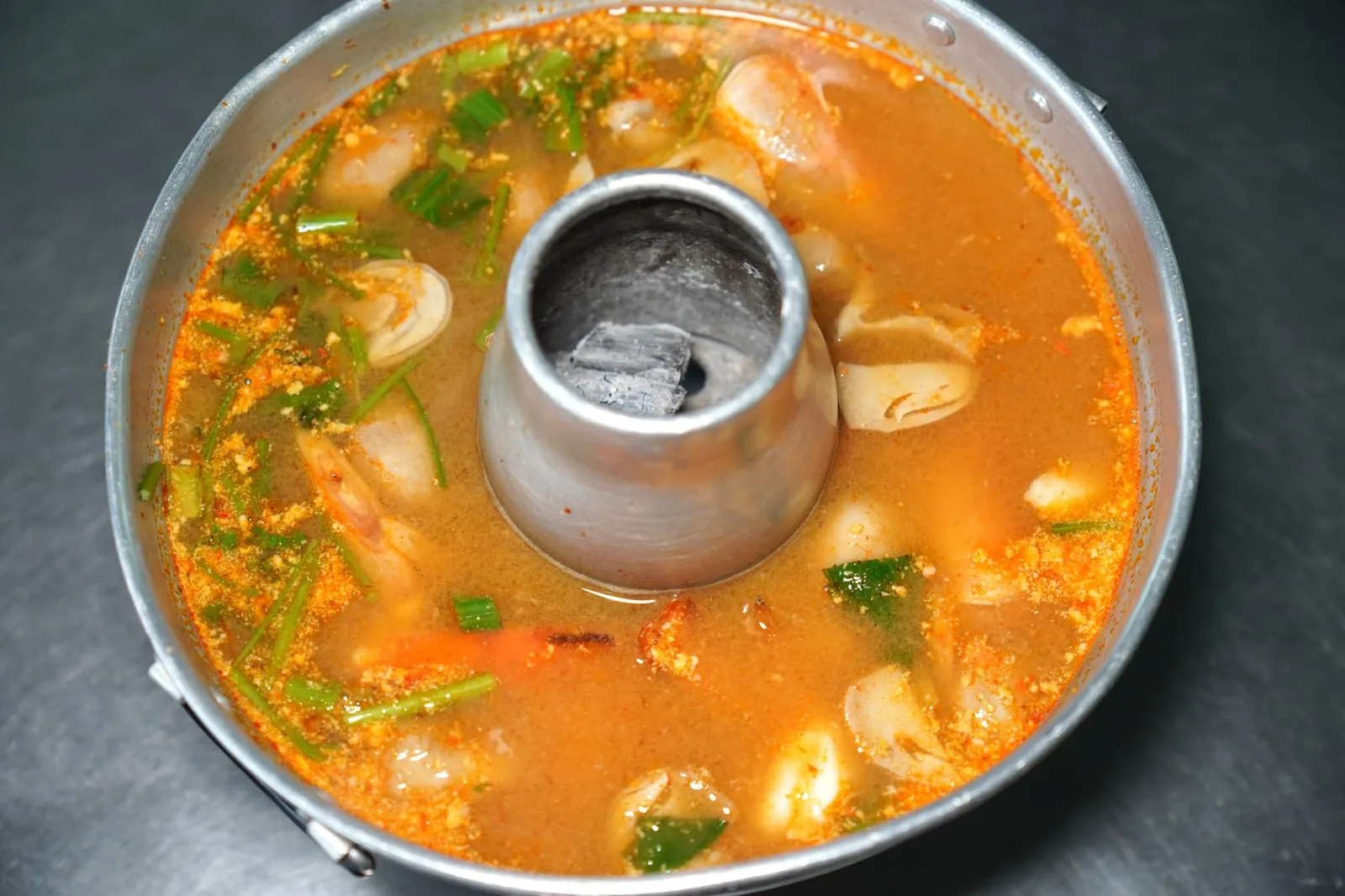 ต้มยำกุ้งแม่น้ำ (300) Tom yum kung ต้มยำกุ้งเป็นจานที่เรารู้สึกเสียดายที่สุดในการรีวิวครั้งนี้เพราะหากให้คะแนนด้วยรสชาติถือว่าทางร้านทำออกมาได้ดีไม่แพ้ร้านระดับภัตตาคารหรู มีทั้งเปรี้ยว เค็ม และความเผ็ดจัดจ้าน แต่ด้วยราคาอาจจะเกิดการจำกัดปริมาณของกุ้งและแน่นอนว่ารวมไปถึงมันกุ้งที่จะช่วยเสริมอโรมาและความมันของตัวซุปด้วย นอกจากนี้ปริมาณเห็ดที่ใส่มาค่อนข้างน้อยมากจนน่าประหลาดใจเมื่อเทียบกับจานอื่น ๆ อย่างแกงป่าที่มีปริมาณผักล้นจาน (13/20)