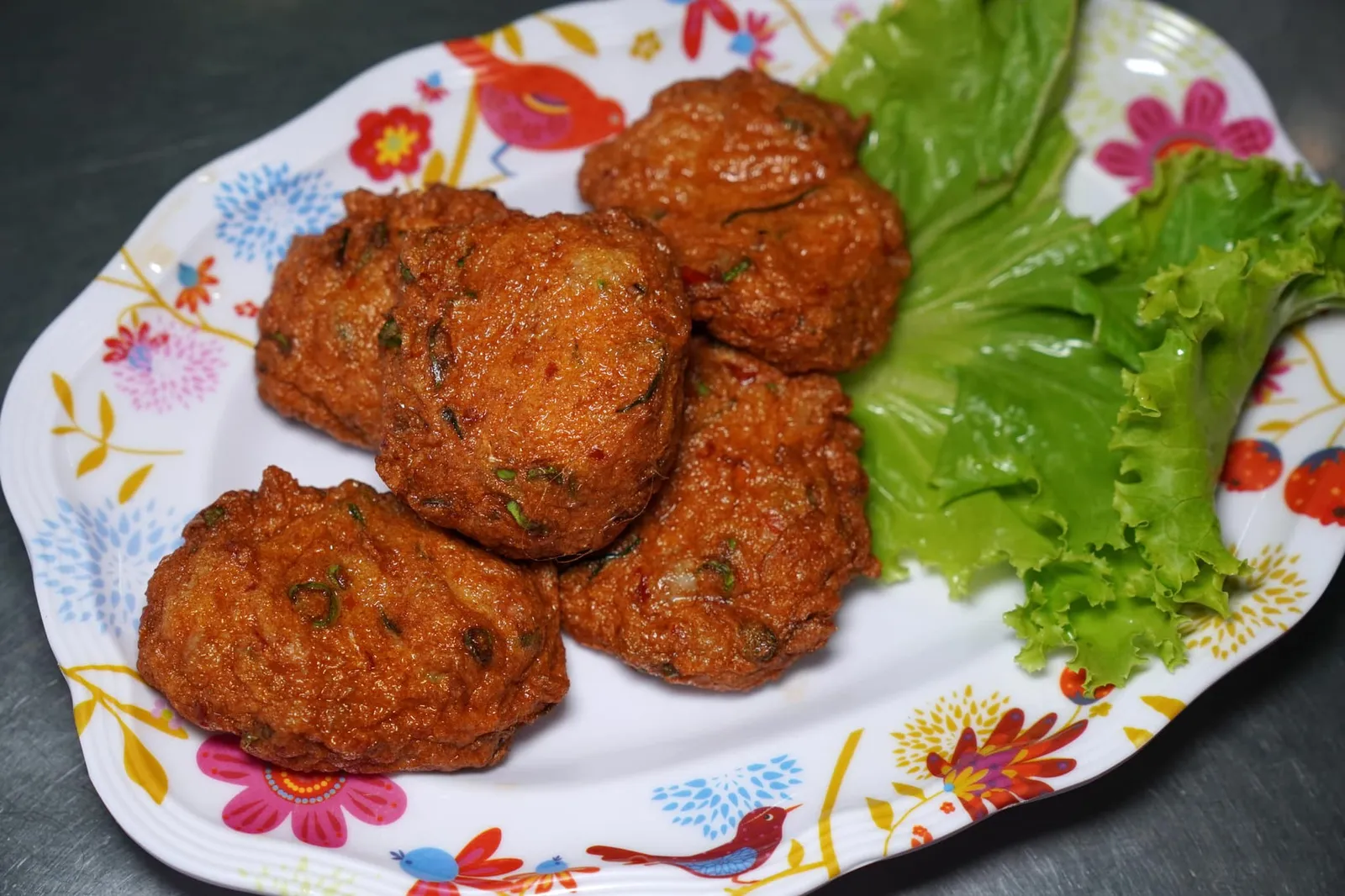 ทอดมันปลากราย (150) Deep fried fish cake ทอดมันปลากรายผิวกรอบ เนื้อนุ่มและเด้งพอประมาณ รสชาติและกลิ่นของพริกแกงถือว่าอร่อยคุ้มราคายังไม่จัดว่าดีที่สุด ทางร้านทอดมาแบบไม่อมน้ำมันเสิร์ฟมากับน้ำจิ้มข้าง ๆ กัน (12/20)