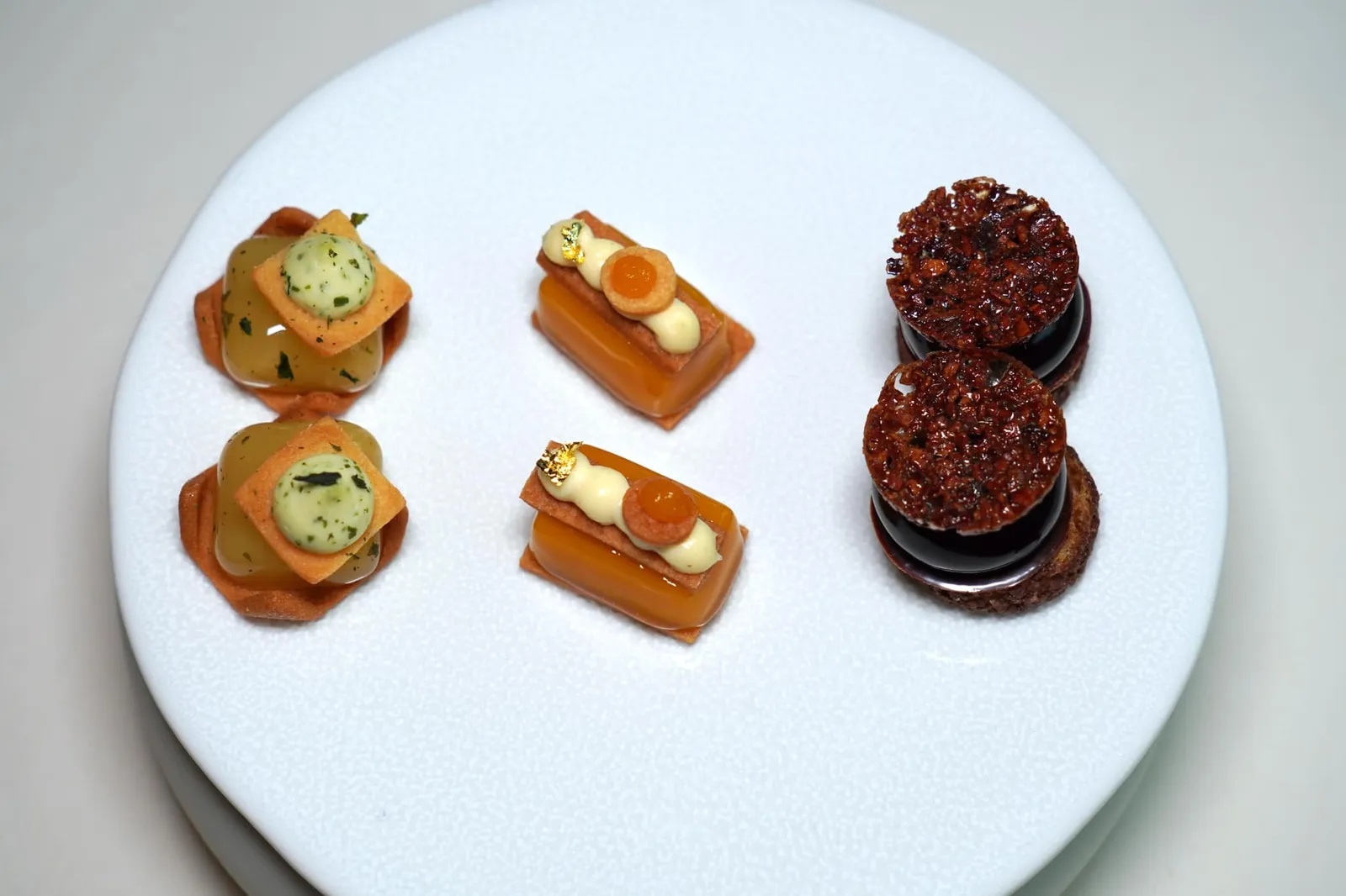 Mignardises ปิดท้ายมื้ออาหารด้วย Mignardises ที่ถูกรังสรรค์โดยเชฟ Xavier Jacquin เช่นกันเริ่มต้นจาก Pineapple เป็นแผ่นบิสกิตกรอบท็อปด้วยองค์ประกอบของสับปะรด, Mango เป็นบิสกิตท็อปด้วยองค์ประกอบหวาน ๆ ของมะม่วงและ Chocolate เสิร์ฟมาหลากหลายรูปแบบให้รสชาติที่เข้มข้น