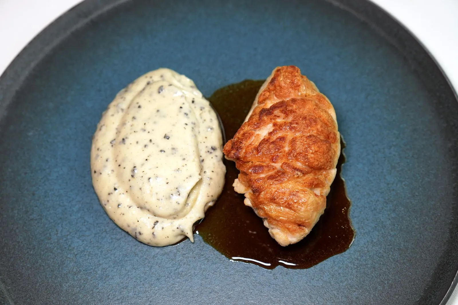 Golden veal sweetbread (115 €) black truffle mashed potatoes Ris de veau doré หรือ Golden veal sweetbread เป็นอีกหนึ่ง Bernard Loiseau's classics ที่ได้จากการนำส่วน Sweetbread หรือต่อมไทมัสของลูกวัวเสิร์ฟมาชิ้นใหญ่แตกต่างจากห้องอาหารอื่น ๆ ทั่วไป (16/20)