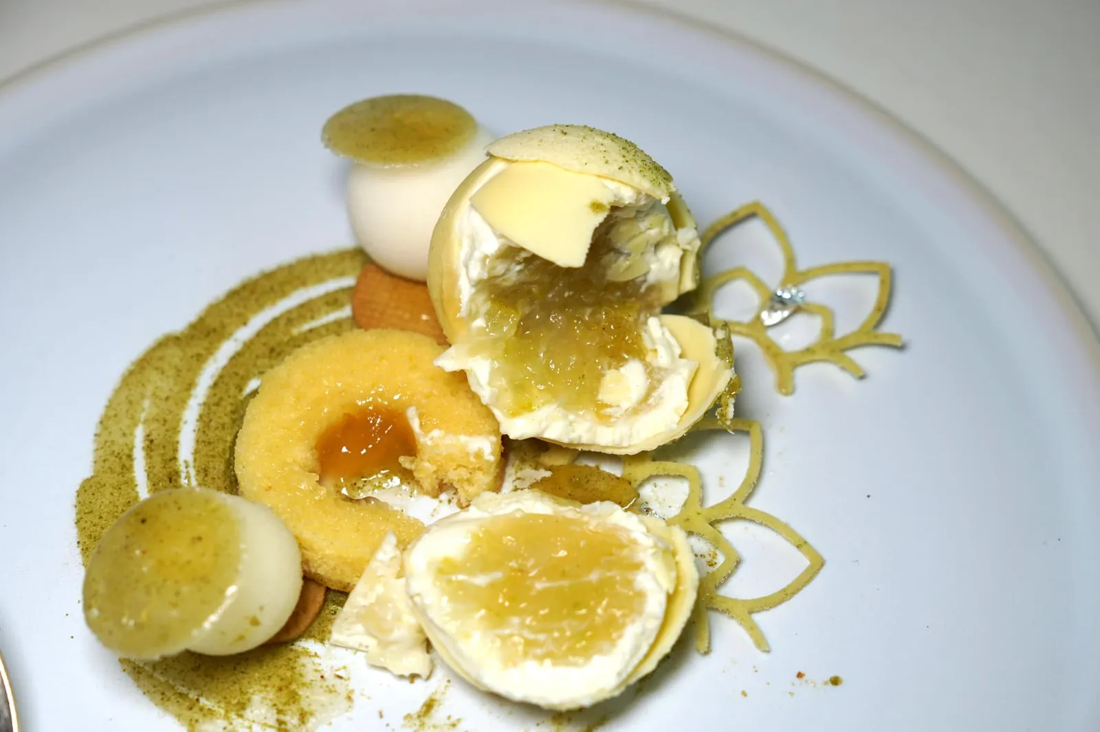 Bergamot confit with rosemary scent marmalade, sorbet and opaline องค์ประกอบด้านล่างเป็น Bergamot Cake เนื้อสัมผัสนุ่มละมุนเสิร์ฟมาคู่กับ Marmalade องค์ประกอบทรงกลมตรงกลางคือ White Chocolate ทำเป็น Coating กรอบ ๆ สอดไส้ Bergamot Confit จนนุ่มให้อโรมาหอมโดดเด่นและรสชาติขมเบา ๆ ยังมีแผ่น Sablé กรอบท็อปด้วย Bergamot Sorbet และแผ่น Opaline บาง ๆ ช่วยเรียกความสดชื่นเสริมด้วยอโรมาของ Rosemary เข้ากันได้อย่างไร้ที่ติ (17/20)