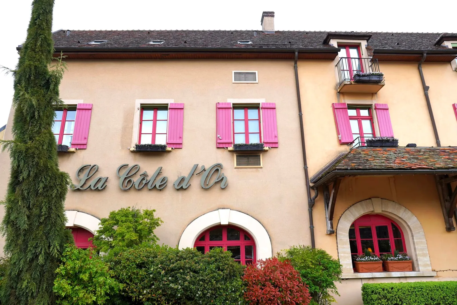 สำหรับตัวโรงแรม Relais Bernard Loiseau เป็นสมาชิกของ Relais & Châteaux มาตั้งแต่ปี 1975 โดยมีห้องสำหรับให้บริการทั้งหมด 26 ห้องและจัดเสิร์ฟอาหารเช้าใน The Alexandre Dumaine Dining Room ซึ่งเป็นห้องรับประทานอาหารหลักสมัยที่ตัวร้านอยู่ภายใต้การควบคุมของเชฟ Alexandre Dumaine