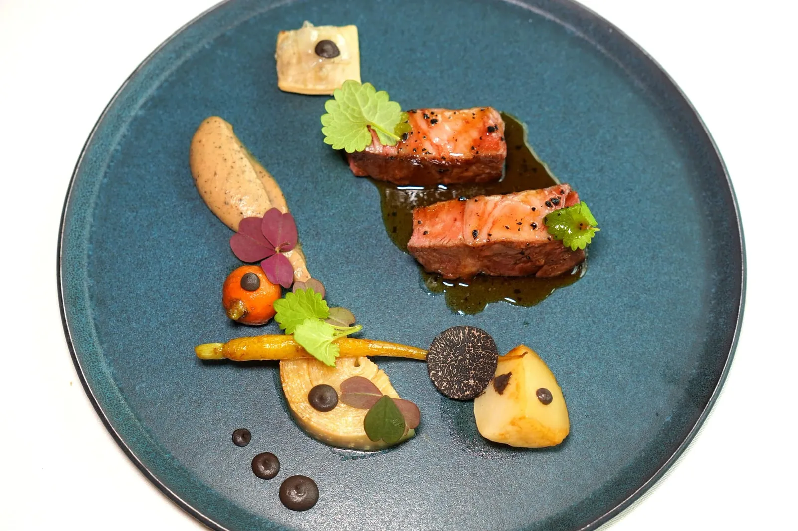 Mangalica pig from Morvan confit celery with truffle, crispy loin rissole and pork juice Mangalica เป็นหมูที่มีต้นกำเนิดมาจากประเทศ Hungary แต่ด้วยเนื้อสัมผัสอันโดดเด่นเป็นเอกลักษณ์ทำให้หมูสายพันธุ์นี้ได้รับความนิยมไปทั่วทั้งทวีปยุโรป เชฟ Patrick Berton เลือกใช้หมูจาก La Ferme du Mont Morvan ซึ่งเป็นฟาร์มหมูที่ตั้งอยู่ในแถบอุทยานแห่งชาติ Morvan เสิร์ฟมาที่ความสุกระดับ Medium เพื่อให้มีความนุ่ม เรียกได้ว่าเคี้ยวง่ายจนแทบละลายในปาก ด้านบนราดด้วย Pork Jus เพื่อเพิ่มความเข้มข้นของรสชาติ (17/20)