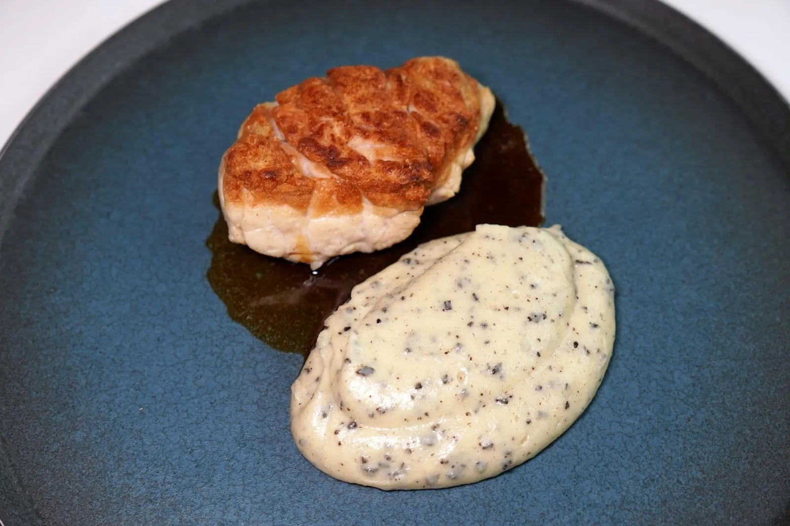 Golden veal sweetbread (115 €) black truffle mashed potatoes ข้างกันคือ Black truffle mashed potatoes เนื้อสัมผัสนุ่มละมุน มีกลิ่นทรัฟเฟิลพอประมาณเพื่อไม่ให้บดบังอโรมาเฉพาะตัวของ Sweetbread นั่นเอง (16/20)