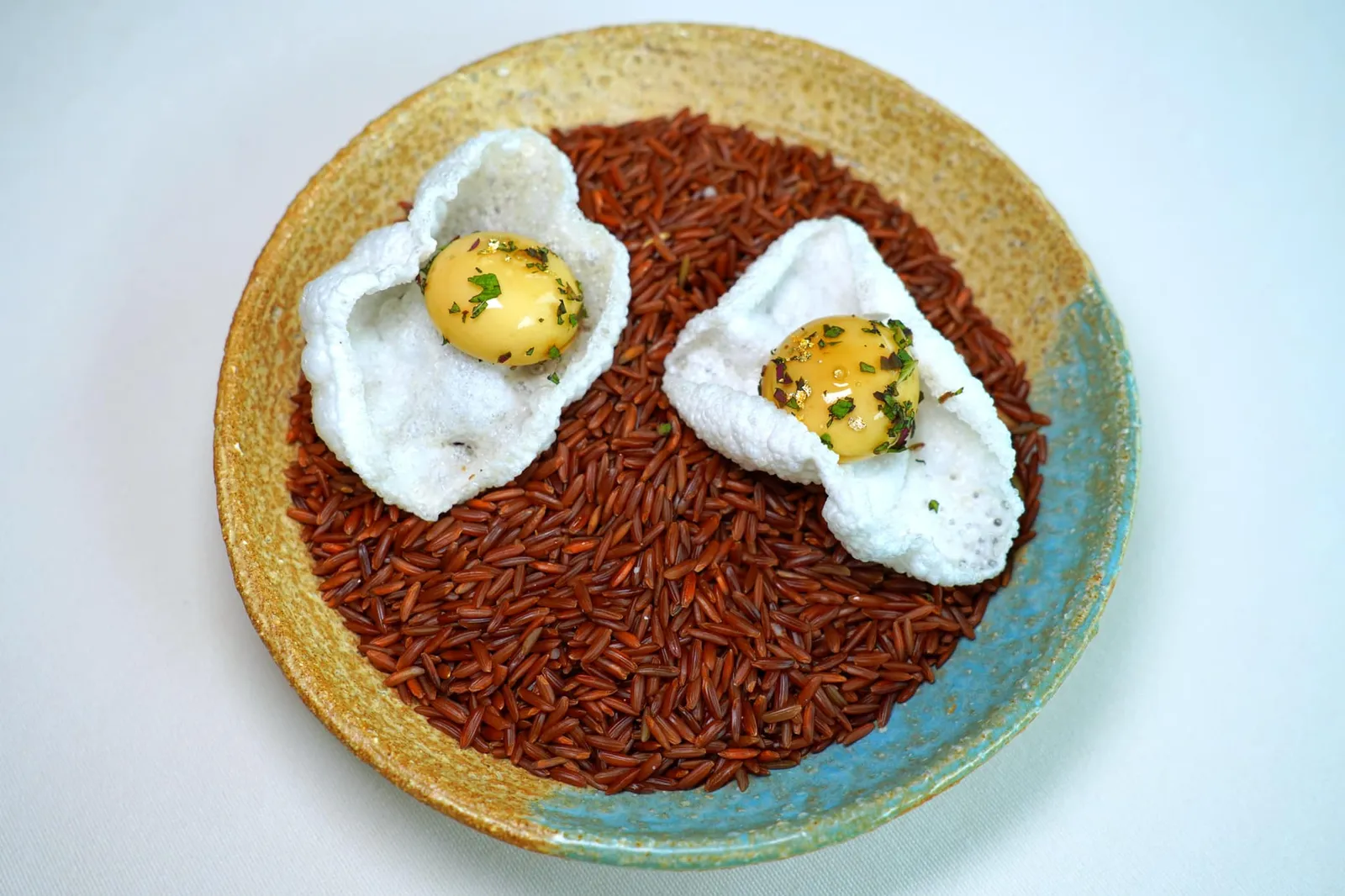 Mises-en-bouche ชิ้นสุดท้ายคือ Rice Chip หรือแผ่นข้าวเกรียบที่เตรียมออกมายังไม่กรอบเท่าไหร่นัก ด้านบนท็อปด้วย Époisses de Bourgogne ชีสท้องถิ่นขึ้นชื่อประจำภูมิภาคนี้ให้อโรมาเฉพาะตัวและองค์ประกอบของมิ้นต์ช่วยเรียกความสดชื่นนั่นเอง (15/20)