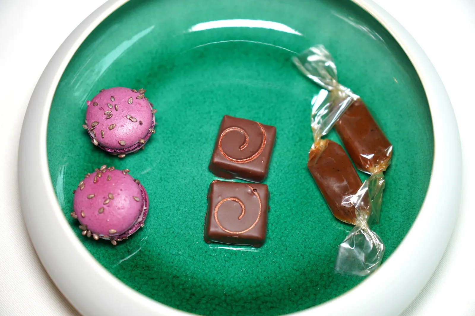 Mignardises เปิดออกมาด้านล่างจะพบขนมเพิ่มเติมอีก 3 อย่างคือ Blackberries Macaron, Chocolate with Ganache และ Caramel with Vanilla โดยอย่างหลังมีลักษณะคล้ายทอฟฟี่นุ่ม ๆ รสชาติหวาน ๆ ปิดท้ายมื้ออาหารได้อย่างสมบูรณ์