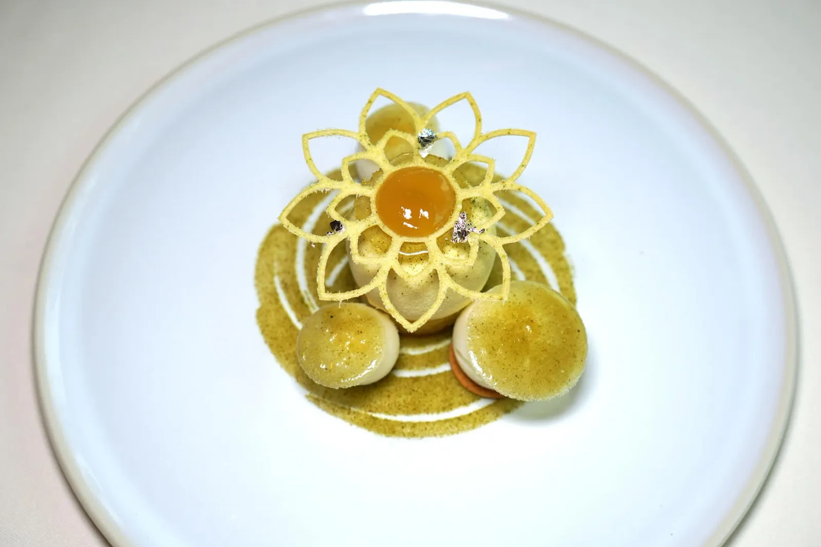 Bergamot confit with rosemary scent marmalade, sorbet and opaline Xavier Jacquin เป็น Pastry Chef คนใหม่มากประสบการณ์ผู้เคยร่วมงานกับห้องอาหารชั้นนำในกรุง Paris มาแล้วมากมายทั้ง Le Grand Véfour, Cristal Room Baccarat และ Qui Plume La Lune ก่อนจะเดินทางมาร่วมงานกับห้องอาหาร La Côte d'Or ในช่วงฤดูร้อนปี 2021 ในวันนี้เชฟ Xavier ได้จัดเตรียมอาหารหวานในเซ็ตเมนูครบรอบ 40 ปีโดยใช้วัตถุดิบหลักคือ Bergamot หรือมะกรูดเสิร์ฟมาในรูปแบบ Different Variations and Textures (17/20)