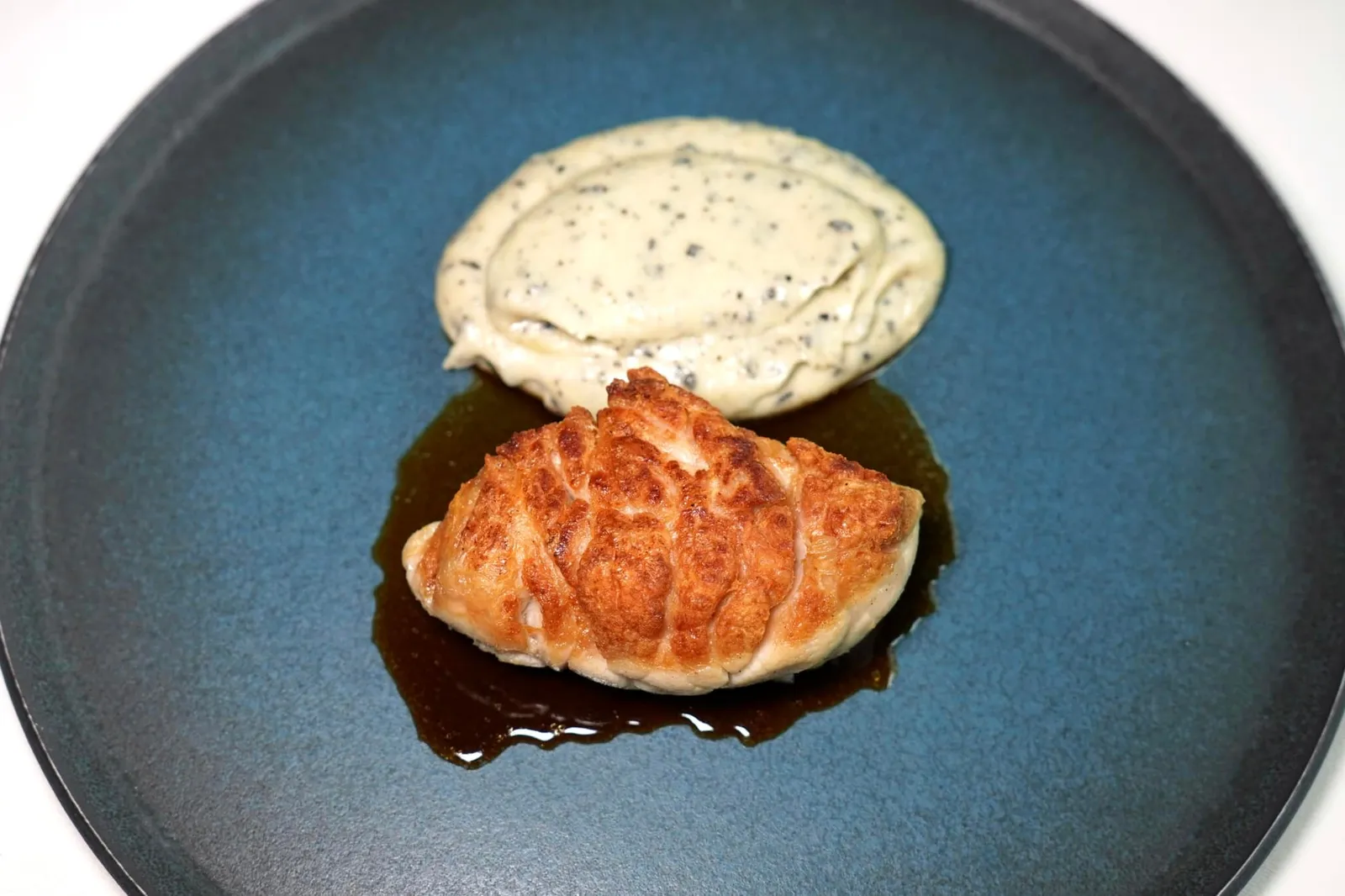 Golden veal sweetbread (115 €) black truffle mashed potatoes เริ่มต้นด้วยการ Pan-seared หรือจี่บนกระทะจนผิวชั้นนอกกรอบเป็นสีเหลืองทองสร้างมิติทางเนื้อสัมผัสที่ดีกับความนุ่มละมุนของต่อมไร้ท่อด้านใน (16/20)