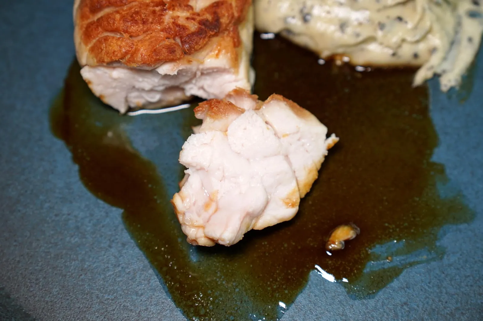 Golden veal sweetbread (115 €) black truffle mashed potatoes ภาพเผยให้เห็นเนื้อสีขาวด้านในอันนุ่มละมุนของ Sweetbread ในขณะที่ผิวด้านนอกกรอบเป็นสีเหลืองทอง (16/20)