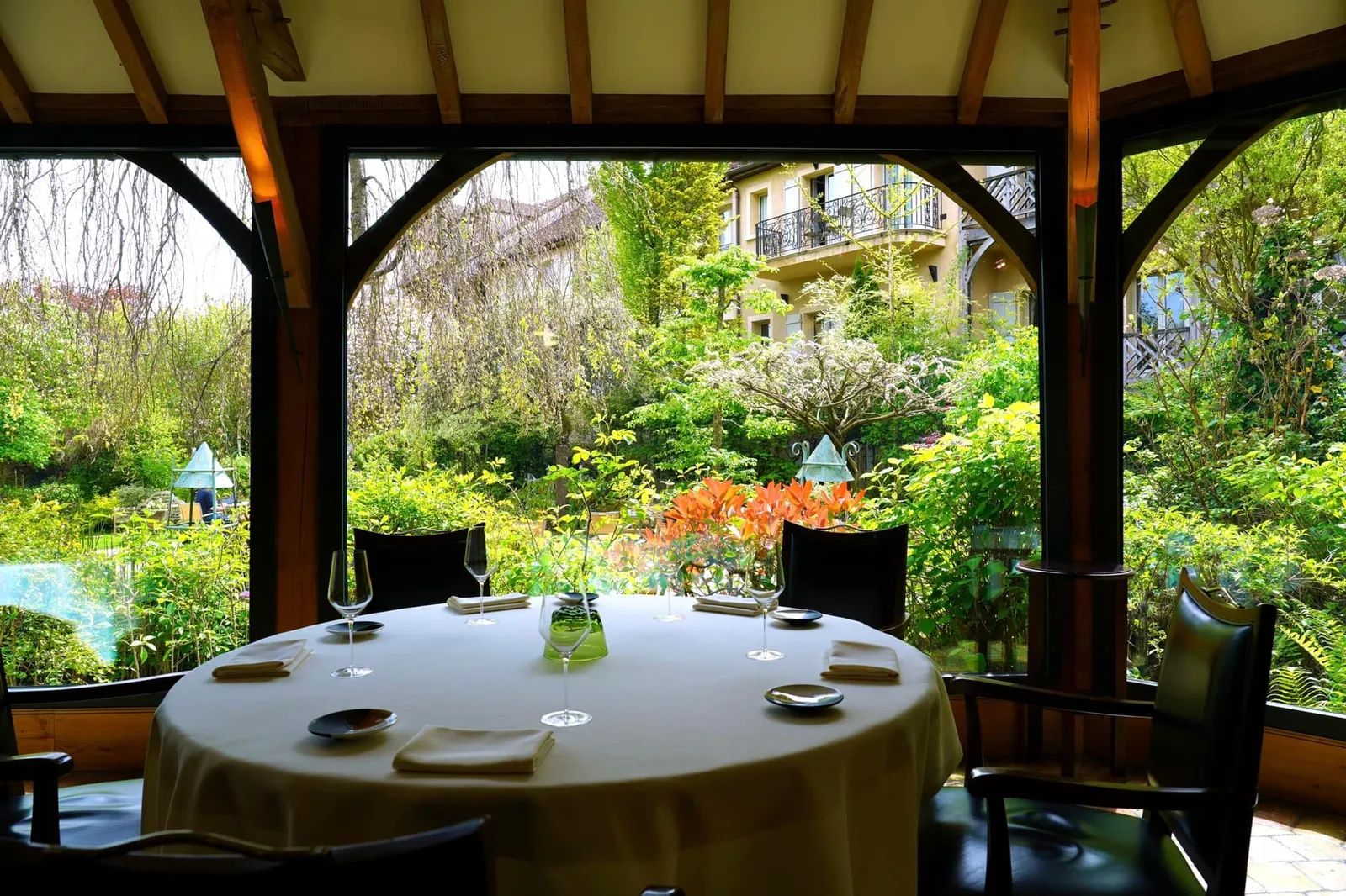 ถัดมาคือ Set Menu ที่ได้รับการคิดค้นใหม่โดยเชฟ Patrick Berton เริ่มต้นจาก Dèjeuner (165 €/p) เซ็ตเมนูจำนวน 4 คอร์สคือ Starter, Main Course, Cheese และ Dessert แต่ละคนสามารถเลือกแตกต่างกันได้และจัดเสิร์ฟเฉพาะมื้อกลางวันเท่านั้น