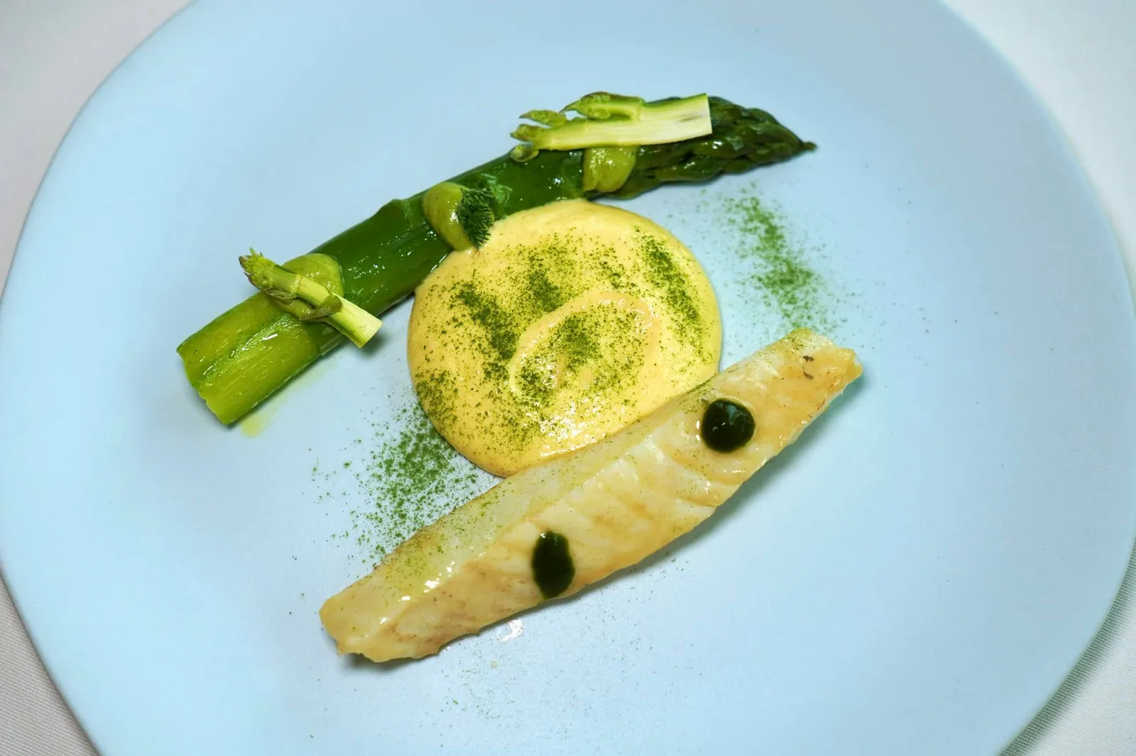 Roasted John Dory with egg yolk sauce and green asparagus Saint-Pierre เสิร์ฟมาเป็นชิ้นขนาดใหญ่ เชฟย่างมาสุกกำลังดี เนื้อหนึบ แน่น ไร้ซึ่งความกระด้าง อีกฝั่งหนึ่งคือหน่อไม้ฝรั่งที่ผ่านการคัดไซซ์มาอย่างดี เชฟลอกผิวส่วนล่างออกเพื่อลดทอนความขม ด้านบนเป็นองค์ประกอบของหน่อไม้ฝรั่งหลากหลายรูปแบบช่วยเพิ่มมิติทางเนื้อสัมผัส ตรงกลางคือ Sauce au jaune d'œuf ทำมาจากไข่แดงโรยด้วยผงหน่อไม้ฝรั่งให้ความครีมมี่มาช่วยเชื่อมเนื้อสัมผัสของชิ้นปลาและหน่อไม้ฝรั่งได้อย่างลงตัว (17/20)