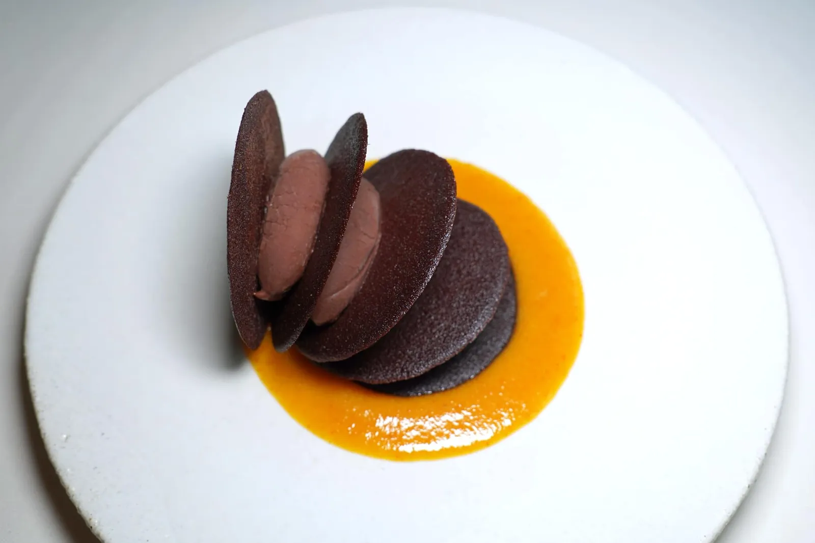 Rose des sables à la glace pure chocolat (30 €) coulis d'orange confite ห้ามพลาดเมนูของหวานสไตล์ Avant-garde ที่ถูกรังสรรค์ขึ้นในปีค.ศ. 1985 ทั้งยังเป็นหนึ่งใน Bernard Loiseau's classics ที่แสดงถึงภาพจำของ Bernard Loiseau Trio หรือการนำเสนอวัตถุดิบต่าง ๆ ออกมาในลักษณะ 3 รสชาติและ 3 เนื้อสัมผัสผสมผสานกันอย่างลงตัวในจานเดียว (17/20)