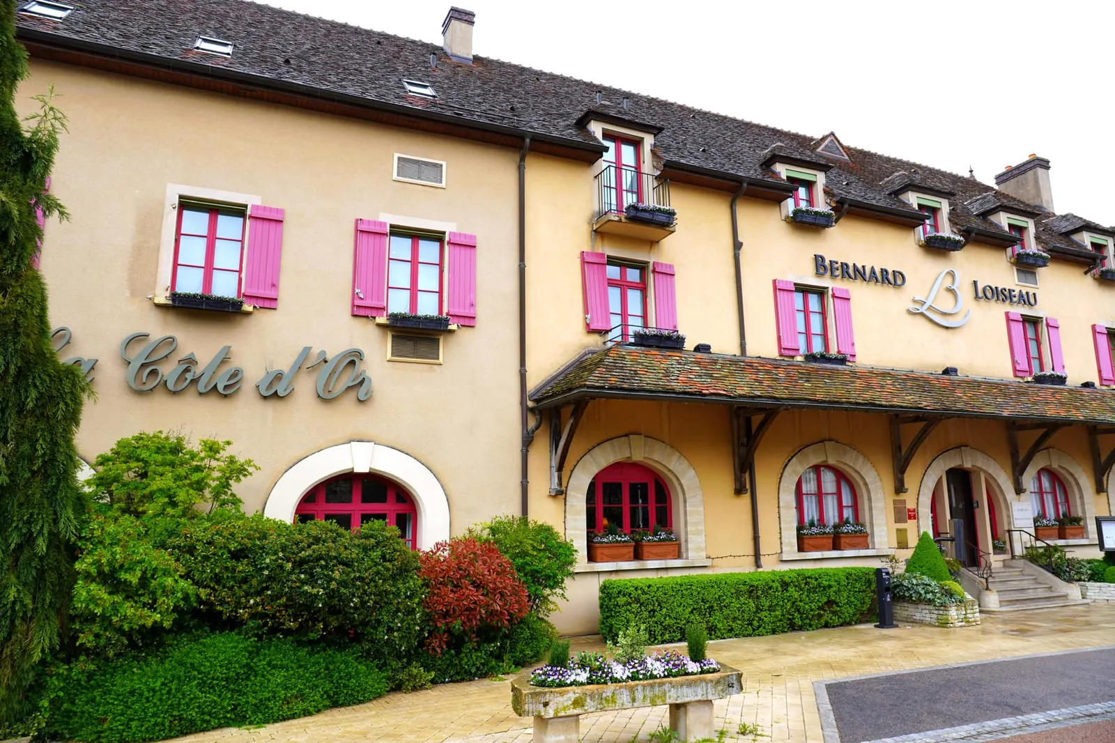 ตัวโรงแรมประกอบไปด้วยห้องอาหาร 2 แห่งคือ Bistrot Loiseau des Sens (Selected by Michelin Guide) นำเสนออาหารในรูปแบบ Healthy Cuisine อย่างเช่นอาหาร Organic และ Gluten - free ภายในตกแต่งให้มีบรรยากาศผ่อนคลายในสไตล์ Minimalism และห้องอาหารเรือธงอย่าง La Côte d'Or นำเสนออาหารฝรั่งเศสชั้นสูง