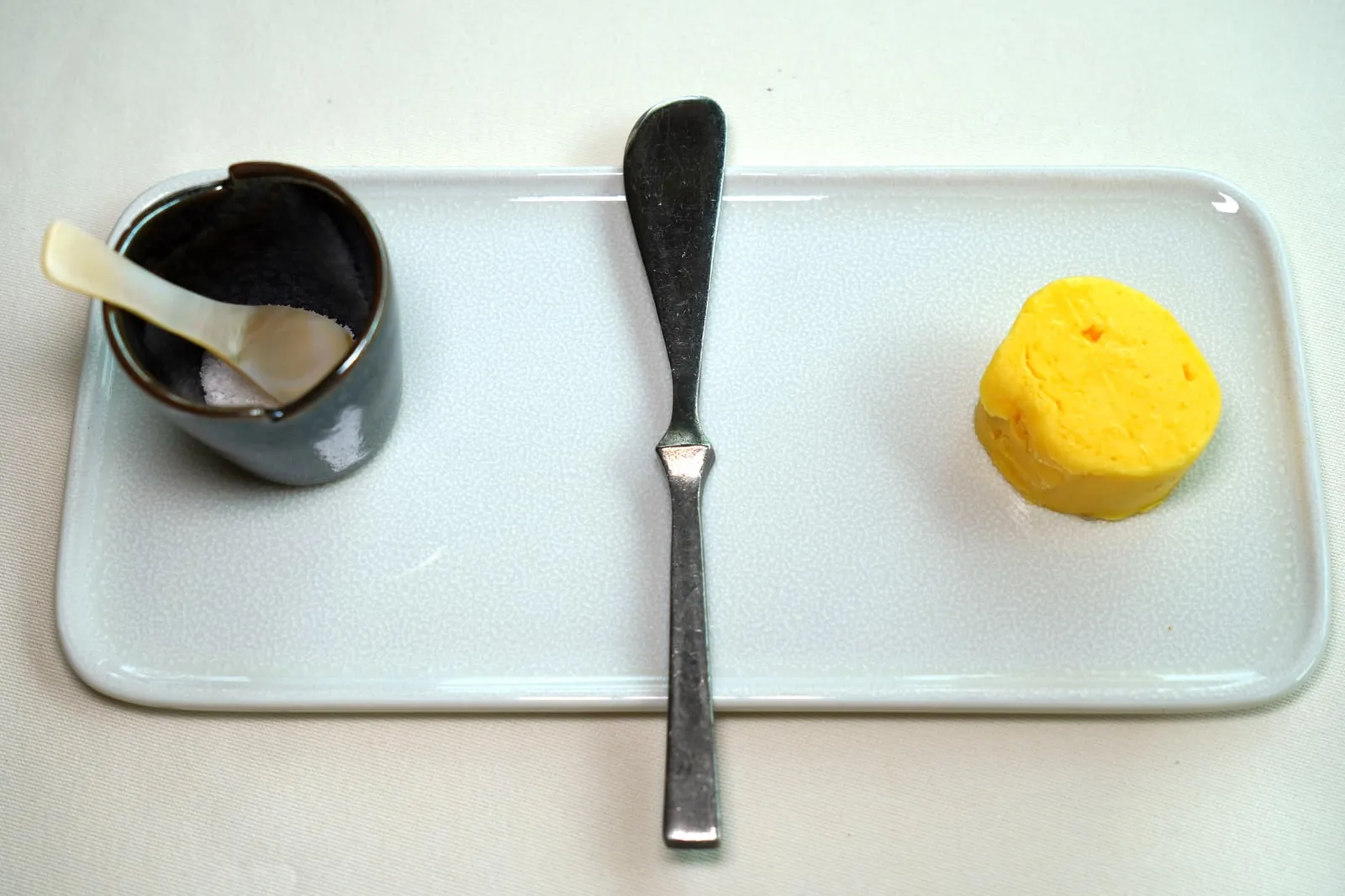 Bread and butter พนักงานเล่าให้ฟังว่า Demi-salted butter ที่นี่ได้มาจากครอบครัวเล็ก ๆ ครอบครัวหนึ่งที่มีชื่อสกุลเดียวกันกับเจ้าของร้านแต่ไม่ได้มีความเกี่ยวข้องใด ๆ ทางเครือญาติกัน โดยครอบครัวผู้ทำเนยได้ติดต่อมาให้คุณ Dominique Loiseau ได้ลองชิมดูและได้รับการยอมรับให้นำมาจัดเสิร์ฟในห้องอาหาร La Côte d'Or ในที่สุด
