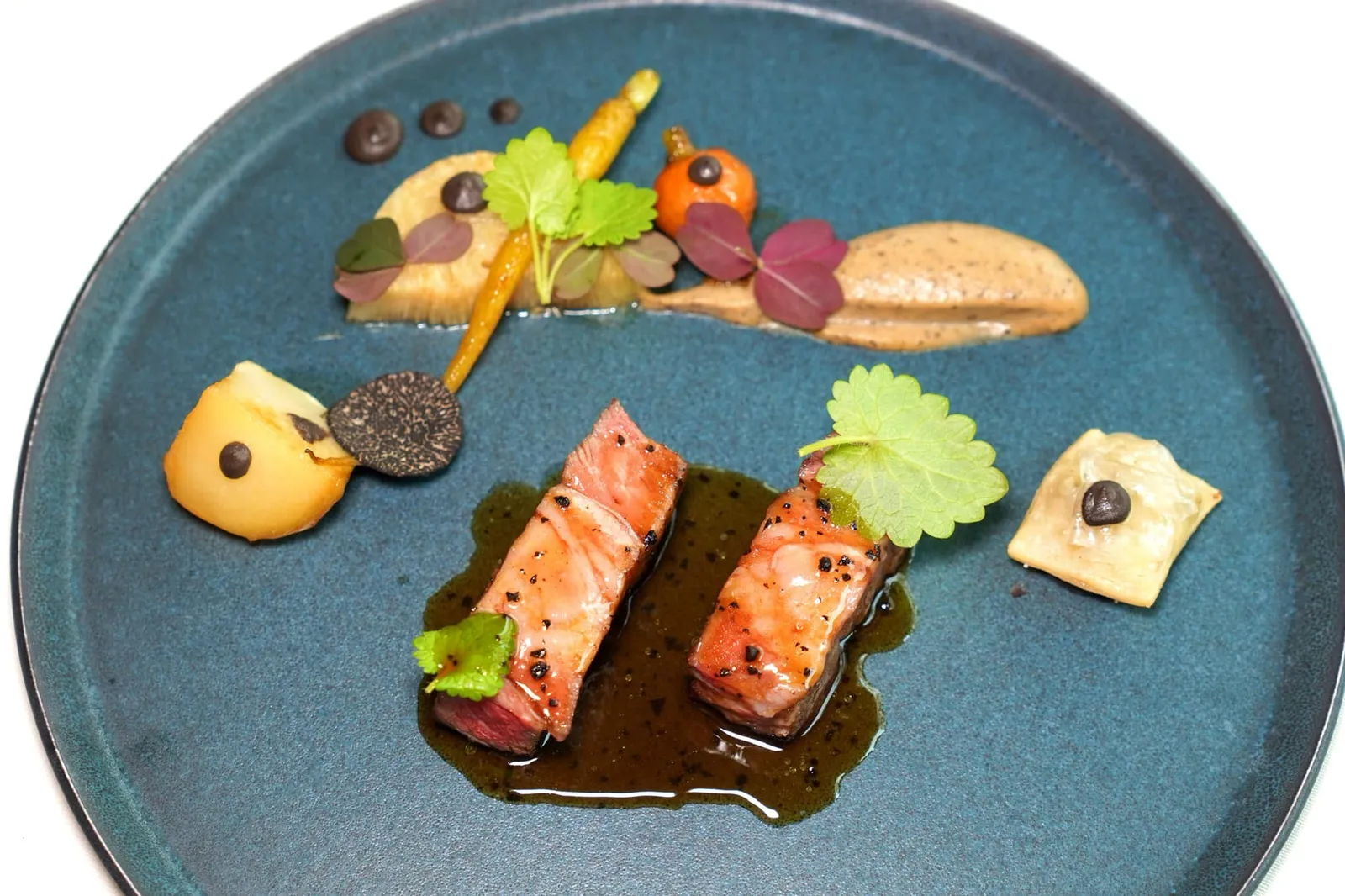 Mangalica pig from Morvan confit celery with truffle, crispy loin rissole and pork juice รอบ ๆ คือองค์ประกอบอันหลากหลายของมันฝรั่งและแครอท ฝั่งขวาคือ Rissole มีลักษณะเป็นแป้ง Puff Pastry กรอบ ๆ สอดไส้ Pork Loin บดละเอียด จากนั้นตกแต่งจานด้วยแผ่นทรัฟเฟิล สุดท้ายคือ Celery ที่เตรียมมาอย่างดีจนให้เนื้อสัมผัสที่ละเอียดและละมุนทั้งยังผ่านการกงฟีกับทรัฟเฟิลจนหอมเข้ากันดีกับเนื้อหมูได้อย่างไร้ที่ติ (17/20)