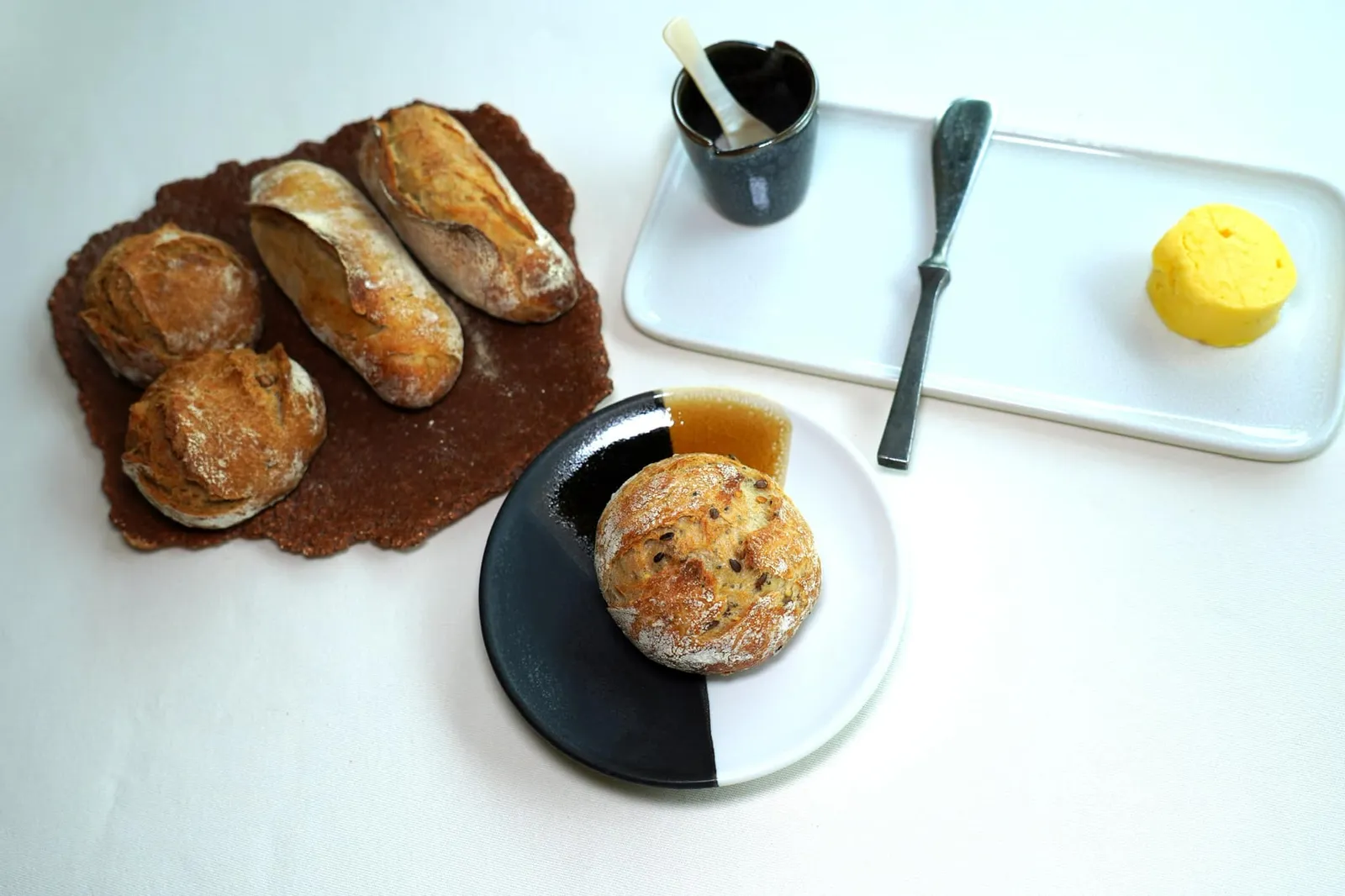 Bread and butter La Côte d'Or มีขนมปังให้เลือกมากมายให้เติมได้ตลอดมื้ออาหาร