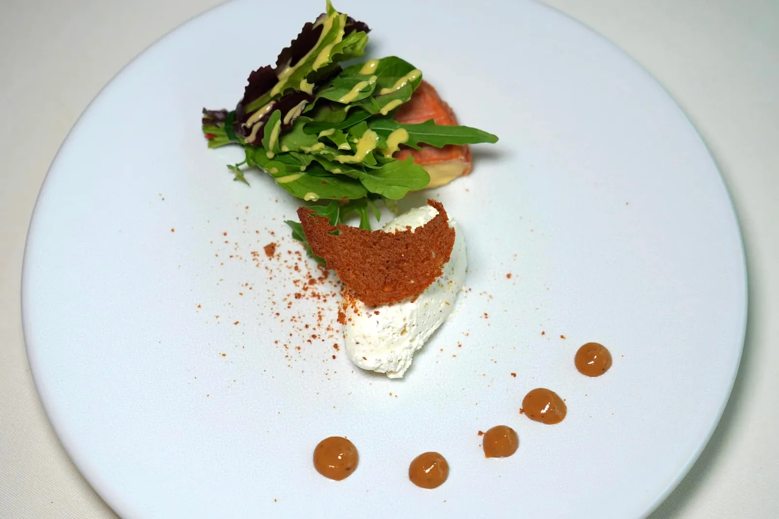 Epoisses mustard cream with gingerbread Époisses de Bourgogne เป็สชีสนมวัวที่มีต้นกำเนิดมาจากหมู่บ้าน Époisses ซึ่งตั้งอยู่ระหว่างเมือง Dijon และ Auxerre ในแคว้น Burgundy เสิร์ฟมาคู่กับผักสด ๆ มัดรวมมาเป็นช่อราดด้วย Mustard Sauce (15/20)