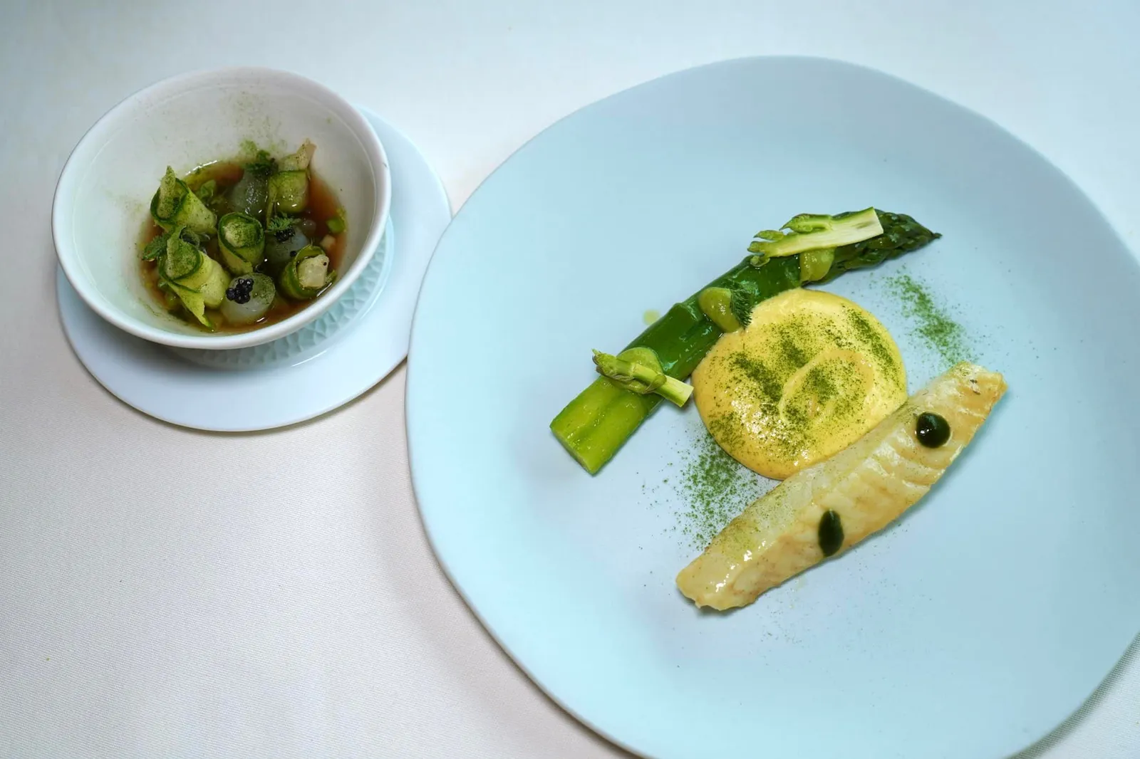 Roasted John Dory with egg yolk sauce and green asparagus Blanc de Saint-Pierre rôti เกิดจากการจับคู่กันของ 2 วัตถุดิบชั้นเลิศคือ Saint-Pierre หรือปลา John Dory และหน่อไม้ฝรั่งซึ่งกำลัง In Season อยู่ในช่วงเวลานี้ (17/20)