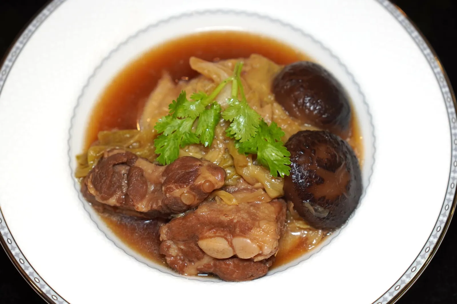 กะหล่ำปลีต้มสูตรคุณแม่ (150+) Cabbage Stew with Baby Pork Ribs and Mushroom เมนูผักจานใหม่ได้จากการนำกะหล่ำปลีไปตุ๋นกับซี่โครงหมูเป็นระยะเวลานานจนนุ่ม น้ำซอสรสชาติหวานเค็ม เสิร์ฟมากับเห็ดหอมชิ้นโต (12/20)