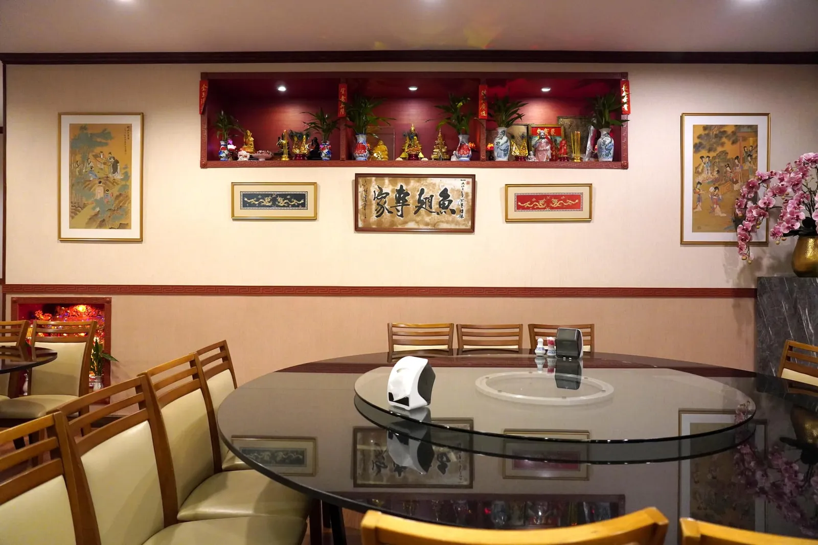 เจ้าของร้านรื่นรสรุ่นแรกเคยประกอบอาชีพขายยาจีนอยู่บนถนนตากสินแต่ด้วยความชอบในการทำอาหารจึงตัดสินใจเปิดภัตตาคารอี่ล้งขึ้นในพ.ศ. 2519 ก่อนจะเปลี่ยนชื่อมาเป็นรื่นรสในเวลาต่อมา ทางร้านนำเสนออาหารจีนสไตล์แต้จิ๋วทั้งยังนำยาจีนหลาย ๆ ขนานมาผสมผสานจนได้รับความนิยมเป็นอย่างมากจากนักชิมสมัยนั้นทั้งจากในและนอกประเทศ