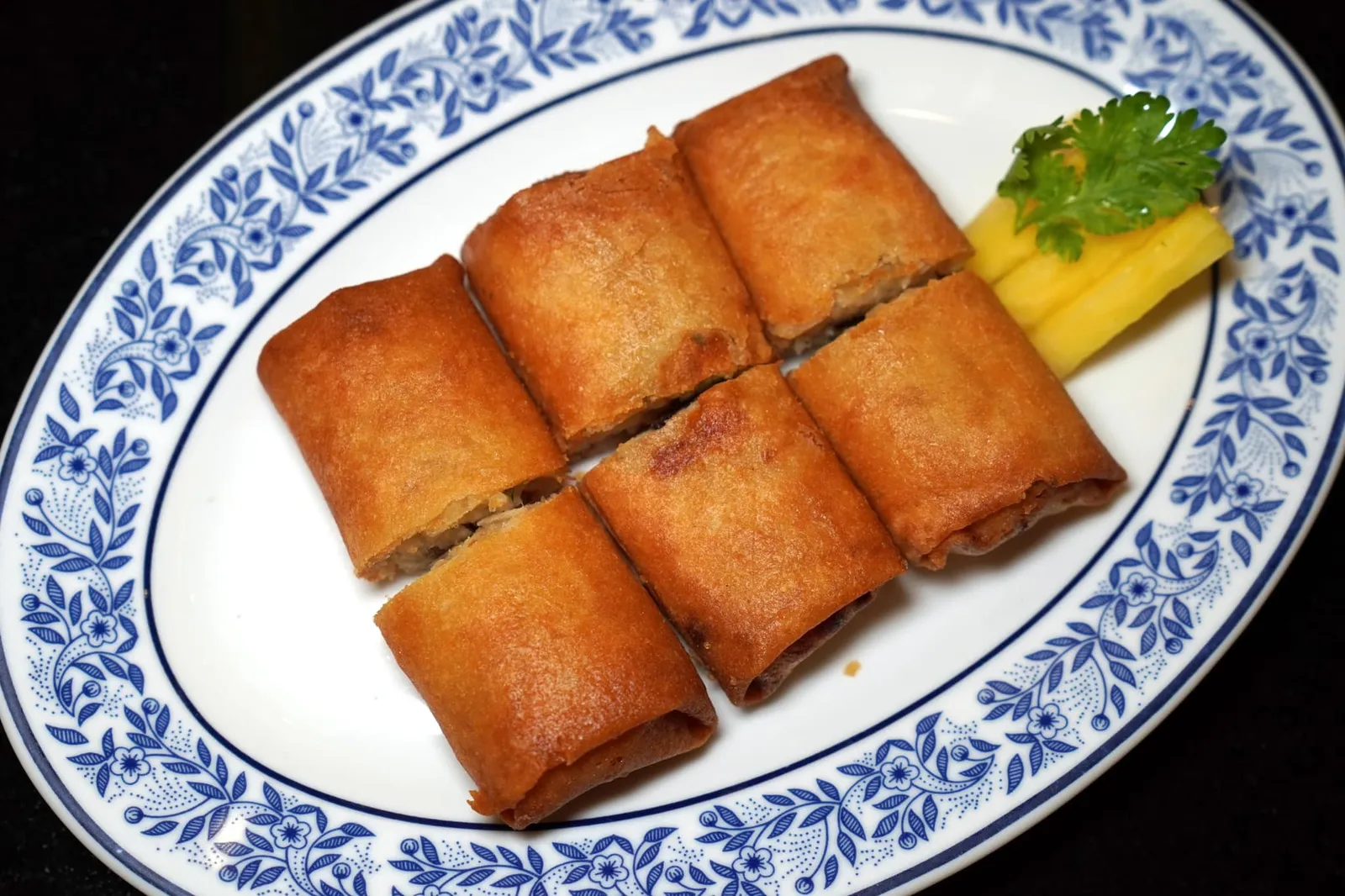 ปอเปี๊ยะทอดรื่นรส (135+) Reunros Spring Rolls หนึ่งในเมนูแนะนำประจำร้านคือปอเปี๊ยะที่ผ่านการประดิษฐ์ด้วยมือในทุกขั้นตอน แผ่นแป้งบาง ๆ สอดไส้มันแกว เนื้อกุ้ง เห็ดหอม นำลงทอดจนมีสีเหลืองทอง กรอบ ไม่อมน้ำมัน รับประทานกับน้ำจิ้มบ๊วยโฮมเมดที่ทางร้านทำเอง ข้างกันคือสับปะรดหอมสุวรรณรสชาติเปรี้ยวหวานเสิร์ฟมาให้รับประทานสลับกัน (14/20)