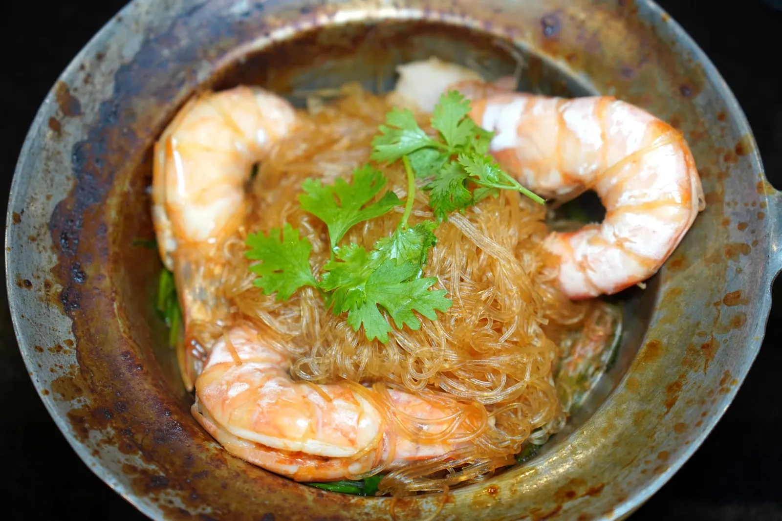 กุ้งอบวุ้นเส้น (500+) Baked Prawns with Grass Noodles In Hot Pot กุ้งอบวุ้นเส้นที่นี่คิดราคาตามวัตถุดิบหลักโดยลูกค้าสามารถเลือกได้ระหว่างกุ้งแม่น้ำหรือกุ้งทะเล อย่างไรก็ตามขอแนะนำให้เลือกกุ้งประมาณ 3-4 ตัวเพื่อให้กลิ่นหอมของกุ้งแทรกเข้าไปในน้ำซอสและวุ้นเส้นได้อย่างทั่วถึงกันนั่นเอง (13/20)