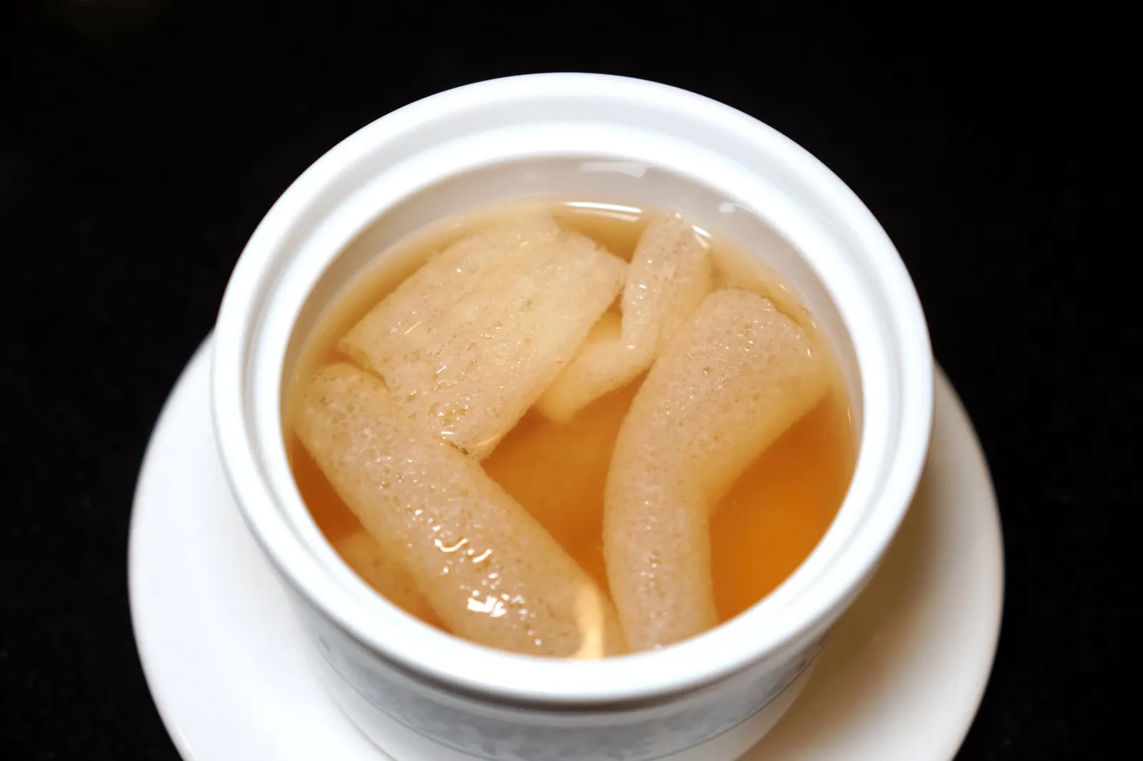 ซุปเยื่อไผ่กังป๋วยน้ำใส (240+) Bamboo Piths and Dried Scallops In Clear Soup ล้างปากด้วยซุปเยื่อไผ่ที่เตรียมมาอย่างดี เนื้อสัมผัสเยื่อไผ่นุ่มลิ้น เคี้ยวง่าย น้ำซุปร้อน ๆ รสชาติอมเปรี้ยวนิด ๆ เสริมความกลมกล่อมด้วยรสอุมามิจากกังป๋วยที่เห็นได้ชัดเจนที่ก้นถ้วย อร่อยจนเราต้องสั่งทุกครั้งที่แวะมายังห้องอาหารรื่นรส (13/20)
