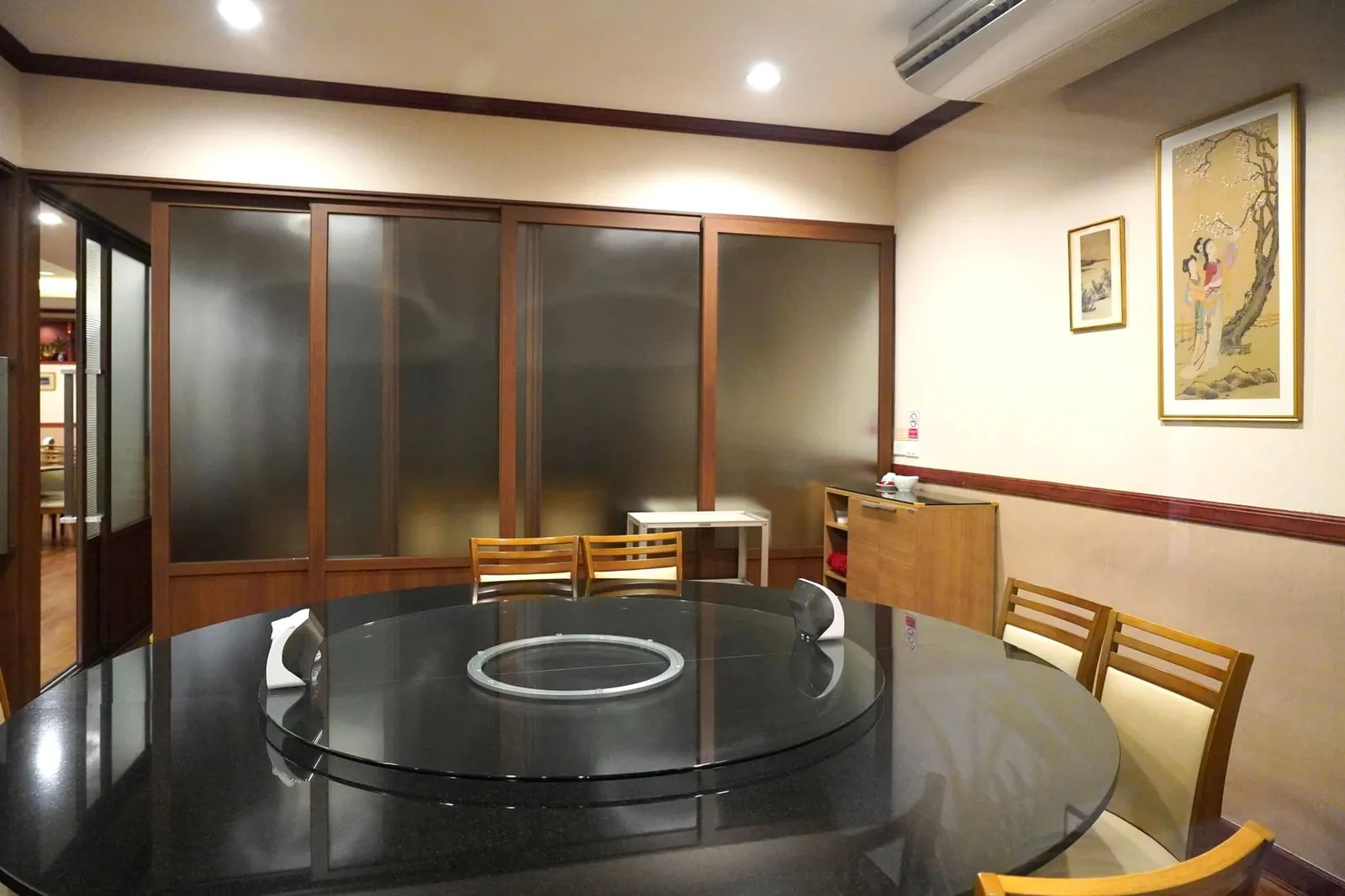 สำหรับใครที่มากันเป็นกลุ่มหรือครอบครัวใหญ่ทางร้านยังสามารถจัดห้องส่วนตัวเตรียมไว้รองรับได้เช่นกัน