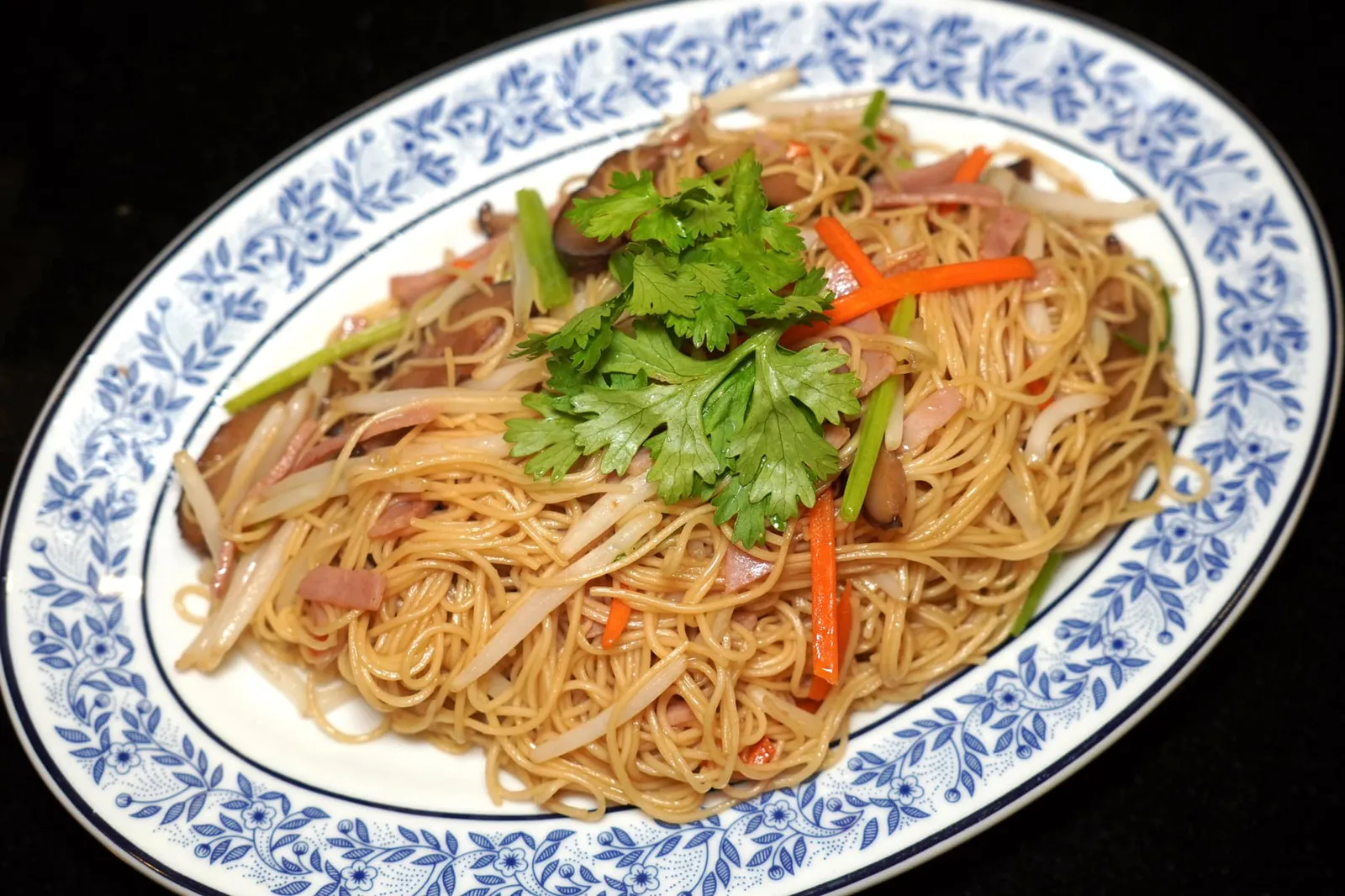 บะหมี่ผัดแห้ง (200+) Stir-Fried Noodles with Ham and Mushroom (Hong Kong Style) อีกหนึ่งเมนูแนะนำประจำร้านคือบะหมี่ผัดสไตล์ฮ่องกงใส่เห็ดหอม แฮม และถั่วงอกลงไปด้วย ตัวบะหมี่ให้เนื้อสัมผัสที่ดี ไม่กระด้าง รับประทานง่ายเพราะผัดมาไม่มันมากจนเกินไป (14/20)
