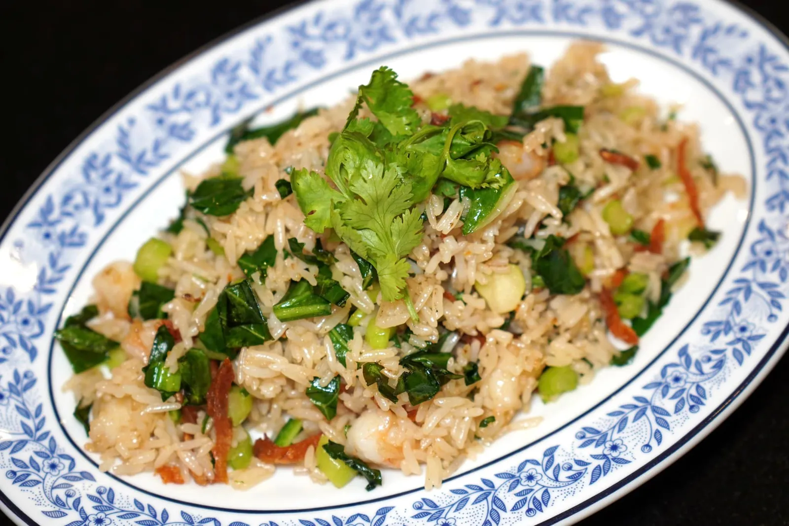 ข้าวผัดคะน้าปลาแห้ง (200+) Fried Rice with Chinese Broccoli and Dried Fish เมนูข้าวที่ดีที่สุดประจำร้านคือข้าวที่ผ่านการผัดด้วยไฟแรงจนร่วน ใส่คะน้าผัดจนสุกกรอบ ไฮไลท์ของจานคือปลาตาเดียวตากแห้งคุณภาพสูงนำเข้าจากฮ่องกงให้รสชาติและกลิ่นหอมเฉพาะตัว เชื่อมมิติทางเนื้อสัมผัสด้วยชิ้นกุ้งนุ่ม ๆ ขนาดพอดีคำ น่ารับประทานเป็นที่สุด (14/20)
