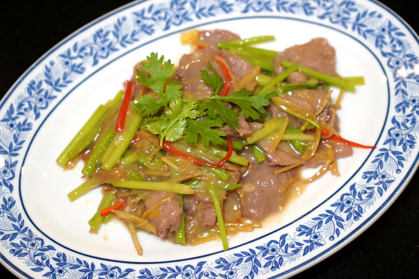 เนื้อแพะผัดขึ้นฉ่าย (300+) Stir-Fried Mutton Fillet with Celery รื่นรสถือเป็นห้องอาหารจีนที่เตรียมเนื้อแพะได้ดีที่สุดร้านหนึ่งในประเทศไทย พนักงานเลือกใช้เนื้อส่วนสันในนำไปล้างกลิ่นคาวออกจนหมดเกลี้ยง จากนั้นนำมาผัดกับน้ำมันหอย ขึ้นฉ่าย และสมุนไพรอื่น ๆ จนเนื้อแพะนุ่มได้ระดับไร้ซึ่งกลิ่นสาบ เคี้ยวไปจะเกิดมิติทางเนื้อสัมผัสกับความกรอบของขึ้นฉ่าย ขอแอบเล่าว่าย้อนไปในสมัยก่อนจานนี้จัดเสิร์ฟให้เฉพาะลูกค้าที่สั่งหูฉลามถ้วยใหญ่ก่อนแล้วเท่านั้น (15/20)